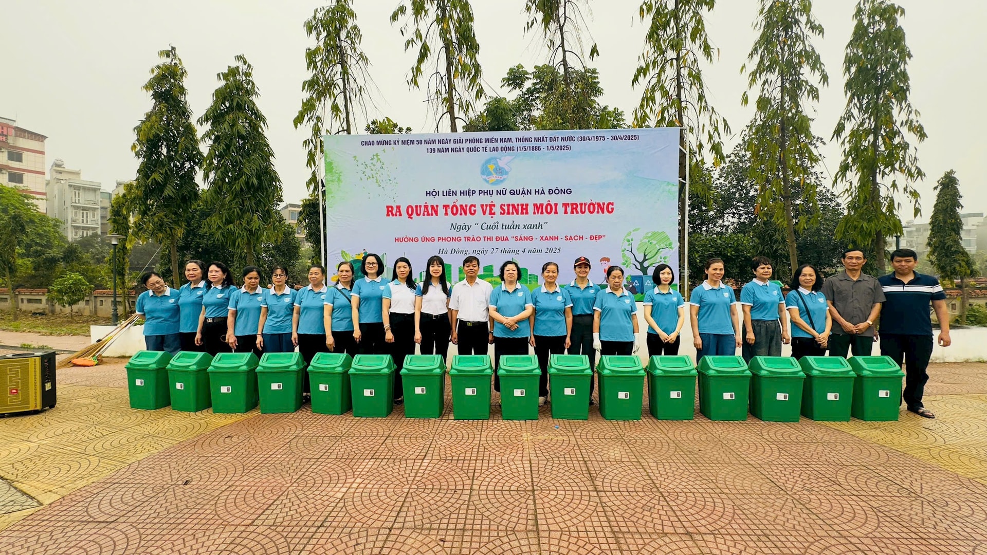 Phụ nữ Thủ đô tổng vệ sinh môi trường dịp kỷ niệm 50 năm Ngày Giải phóng miền Nam, thống nhất đất nước- Ảnh 8.