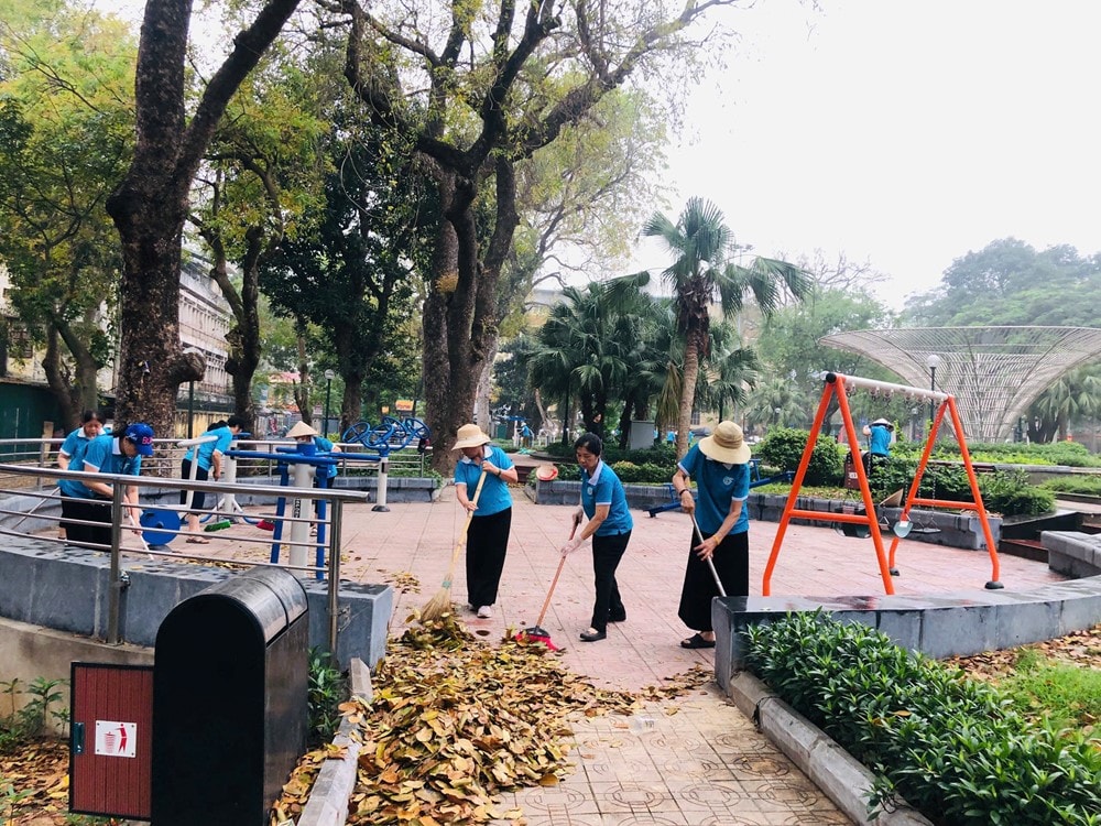 Phụ nữ Thủ đô tổng vệ sinh môi trường dịp kỷ niệm 50 năm Ngày Giải phóng miền Nam, thống nhất đất nước- Ảnh 9.