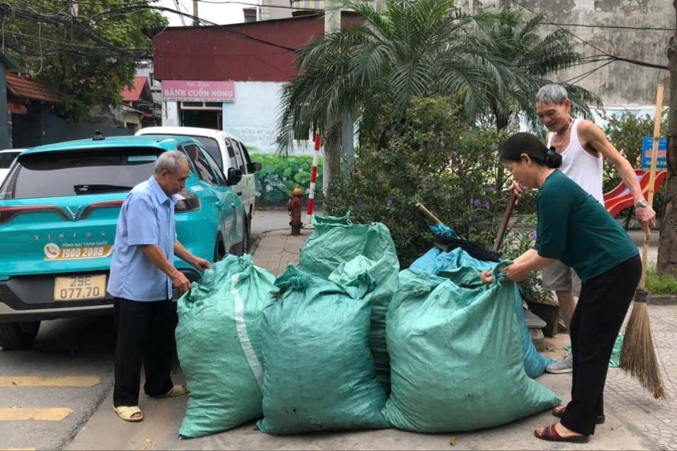 Phụ nữ Thủ đô tổng vệ sinh môi trường dịp kỷ niệm 50 năm Ngày Giải phóng miền Nam, thống nhất đất nước- Ảnh 2.
