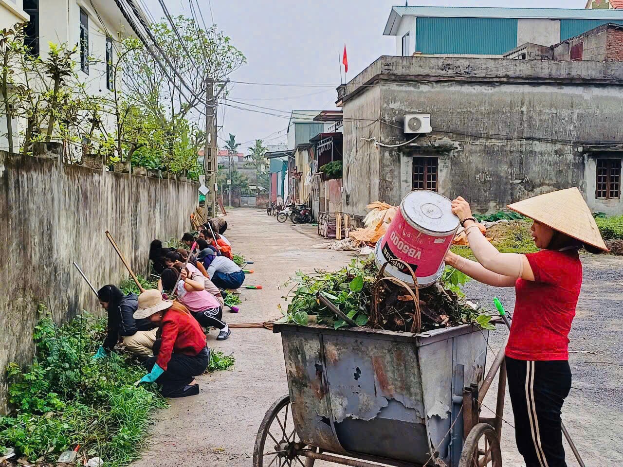 Phụ nữ Thủ đô tổng vệ sinh môi trường dịp kỷ niệm 50 năm Ngày Giải phóng miền Nam, thống nhất đất nước- Ảnh 11.