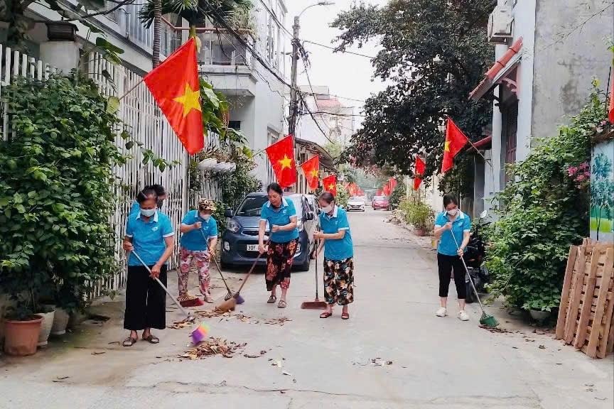 Phụ nữ Thủ đô tổng vệ sinh môi trường dịp kỷ niệm 50 năm Ngày Giải phóng miền Nam, thống nhất đất nước- Ảnh 1.