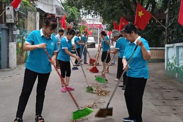 Phụ nữ Thủ đô tổng vệ sinh môi trường dịp kỷ niệm 50 năm Ngày Giải phóng miền Nam, thống nhất đất nước- Ảnh 4.
