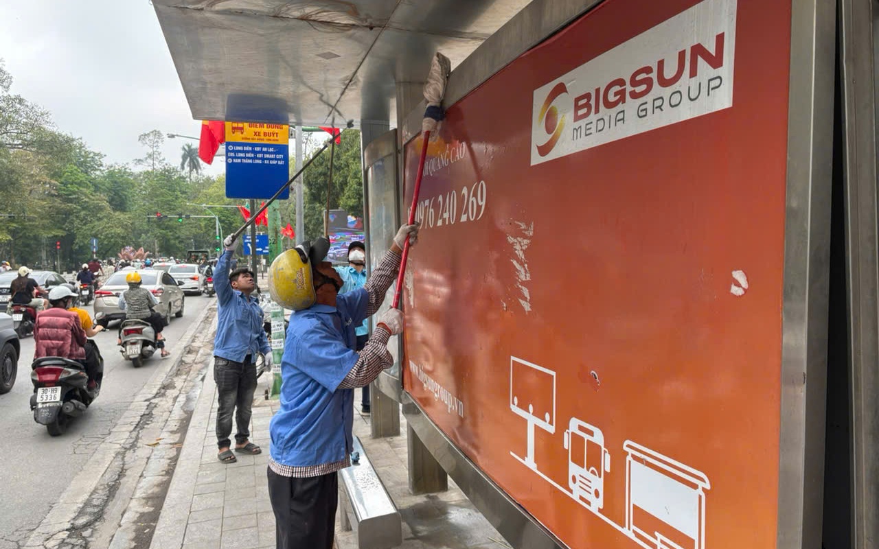 Hà Nội phát động và tổ chức đợt ra quân chỉnh trang, duy tu, vệ sinh toàn bộ hệ thống nhà chờ, biển báo điểm dừng xe buýt trên địa bàn Thành phố.