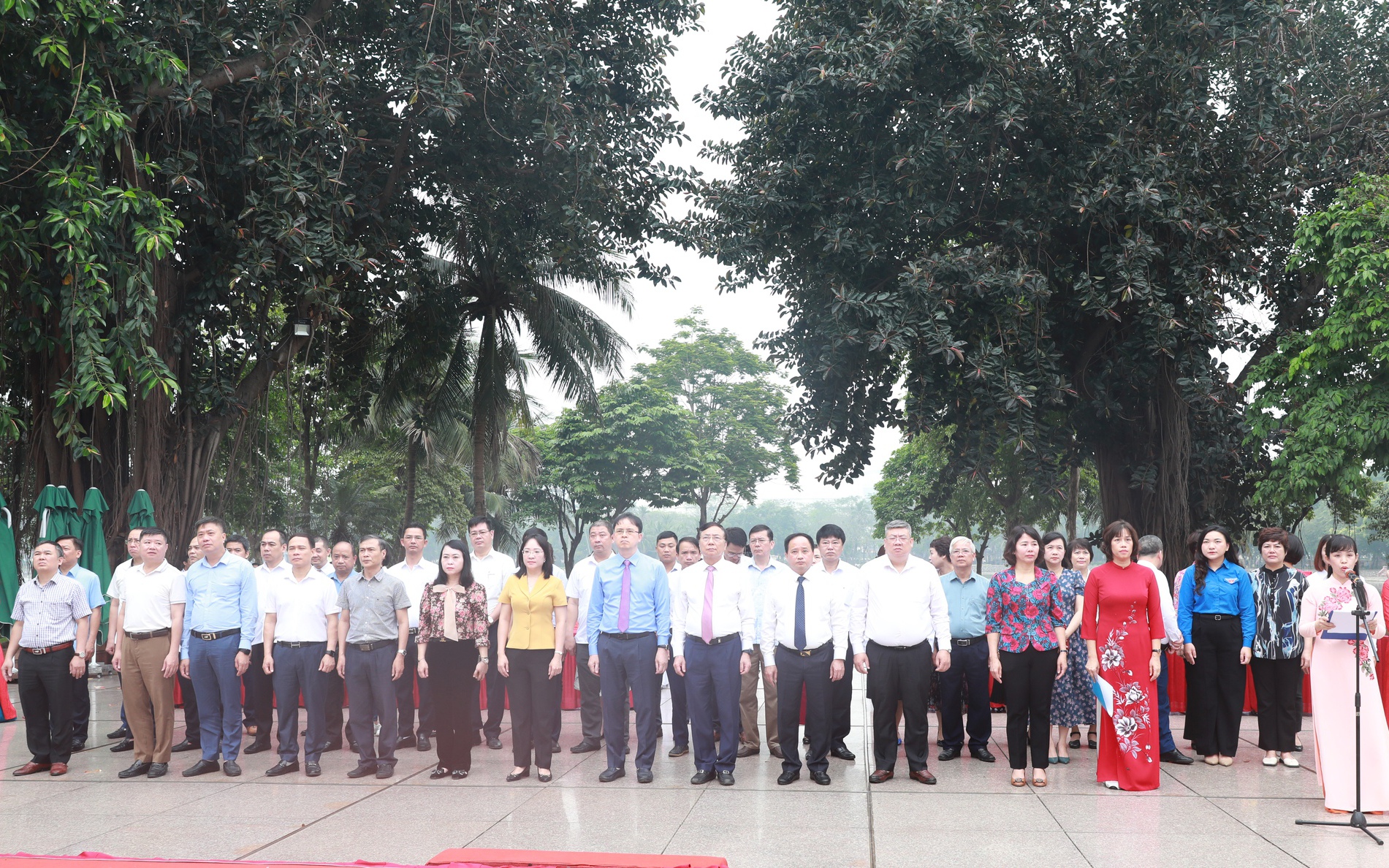 Đoàn đại biểu quận Hai Bà Trưng thành kính tưởng nhớ Chủ tịch Hồ Chí Minh và Chủ tịch Tôn Đức Thắng