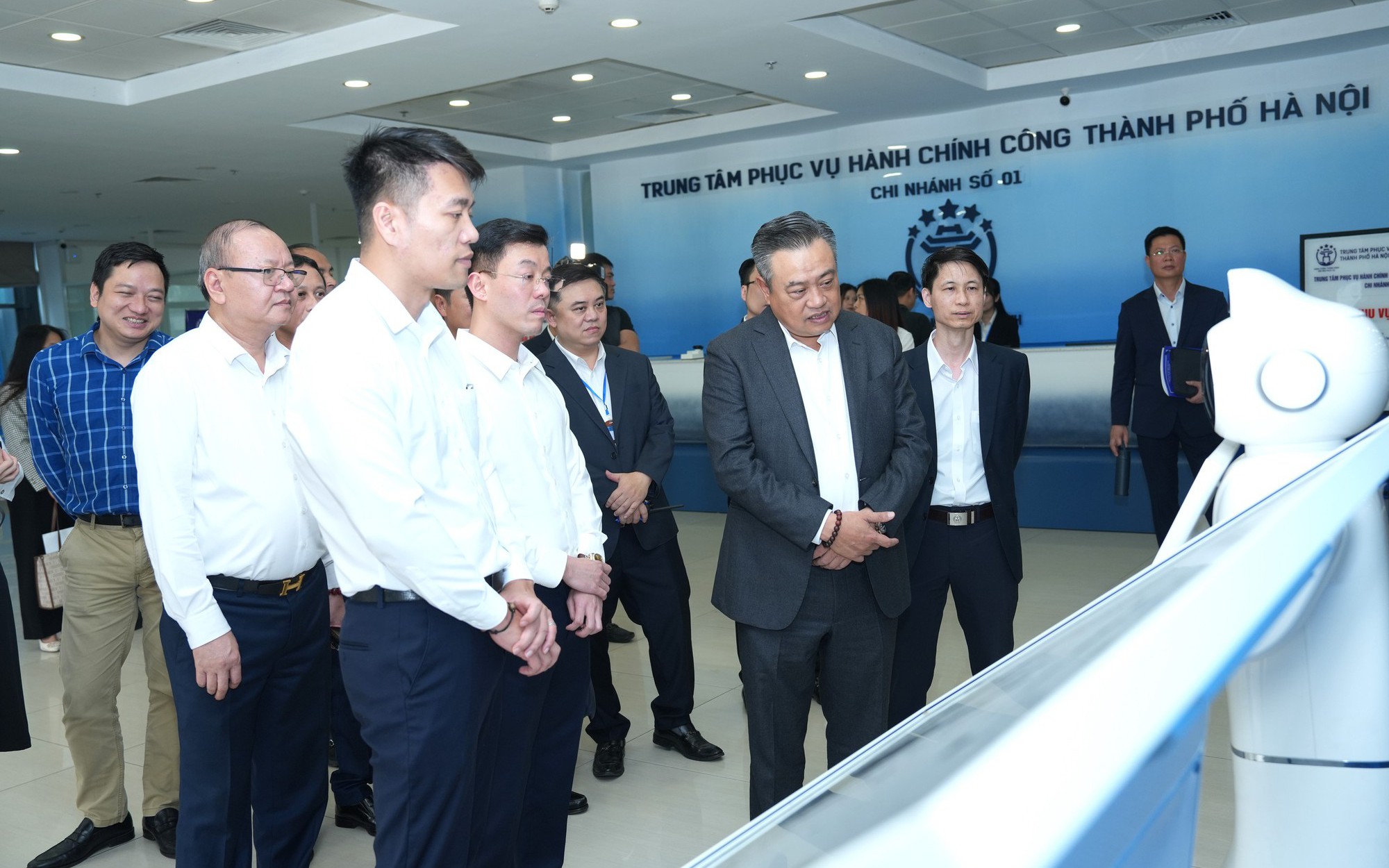 Chủ tịch UBND Thành phố Trần Sỹ Thanh đã thăm, kiểm tra thực tế tại Chi nhánh số 1 - Trung tâm Phục vụ hành chính công Thành phố (Tòa nhà Liên Cơ quan, số 258 Võ Chí Công, Tây Hồ, Hà Nội)