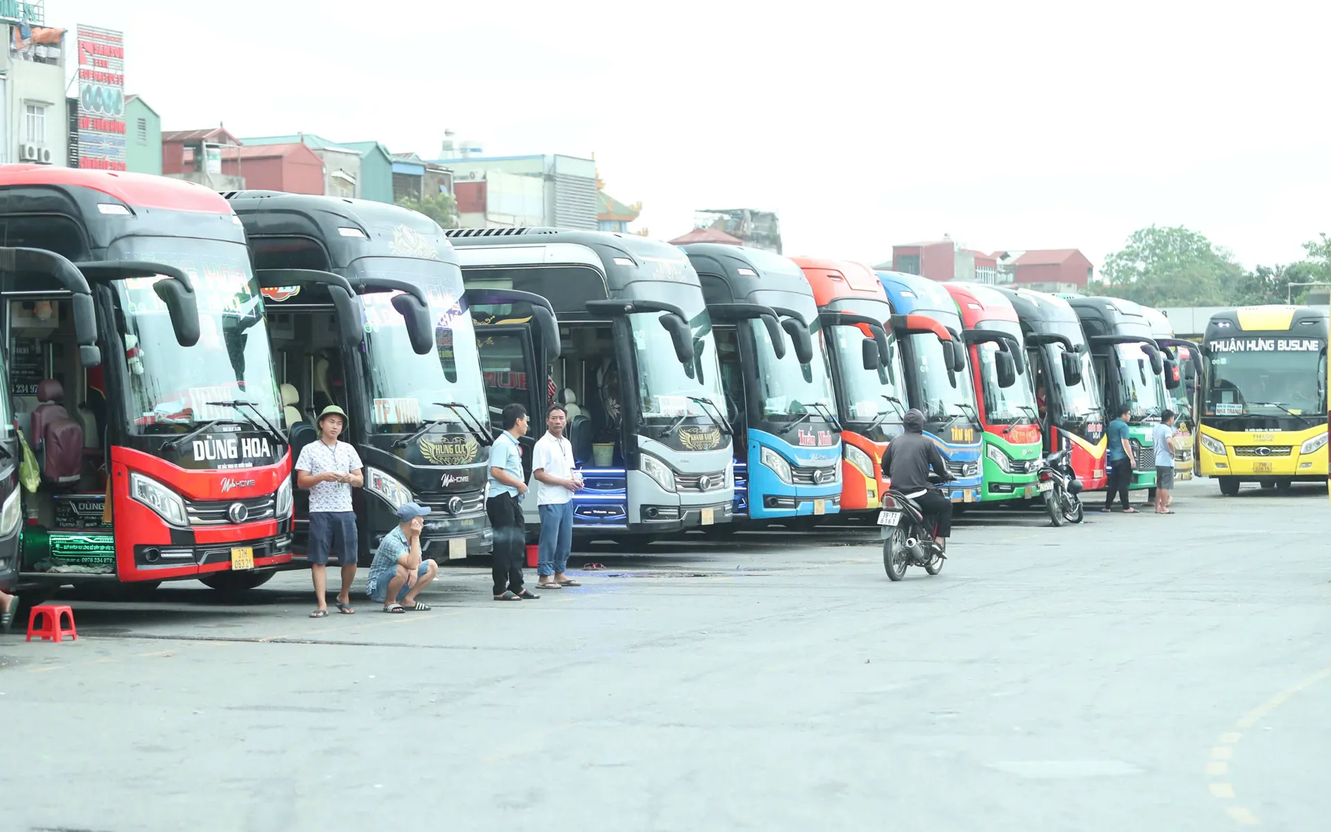 Tại các bến xe ở Hà Nội, nhiều doanh nghiệp vận tải tăng chuyến, phục vụ đến đêm để đưa hành khách về quê, đi du lịch dịp nghỉ lễ 30/4 và 1/5.