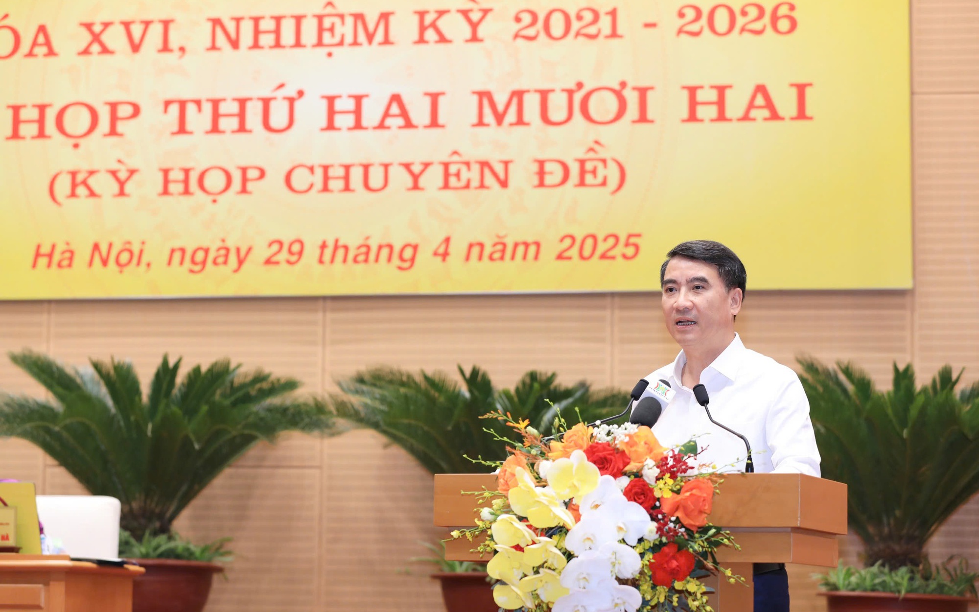 Giám đốc Sở Tài chính Nguyễn Xuân Lưu trình bày tờ trình tại kỳ họp