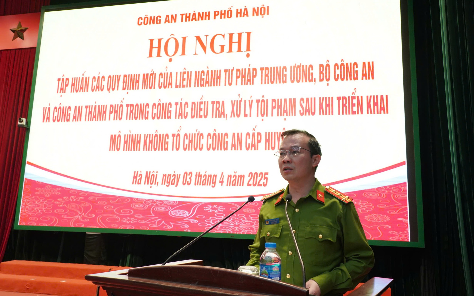 Đại tá Trần Thanh Tùng, Chánh Văn phòng Cơ quan Cảnh sát điều tra Công an Thành phố phát biểu khai mạc Hội nghị