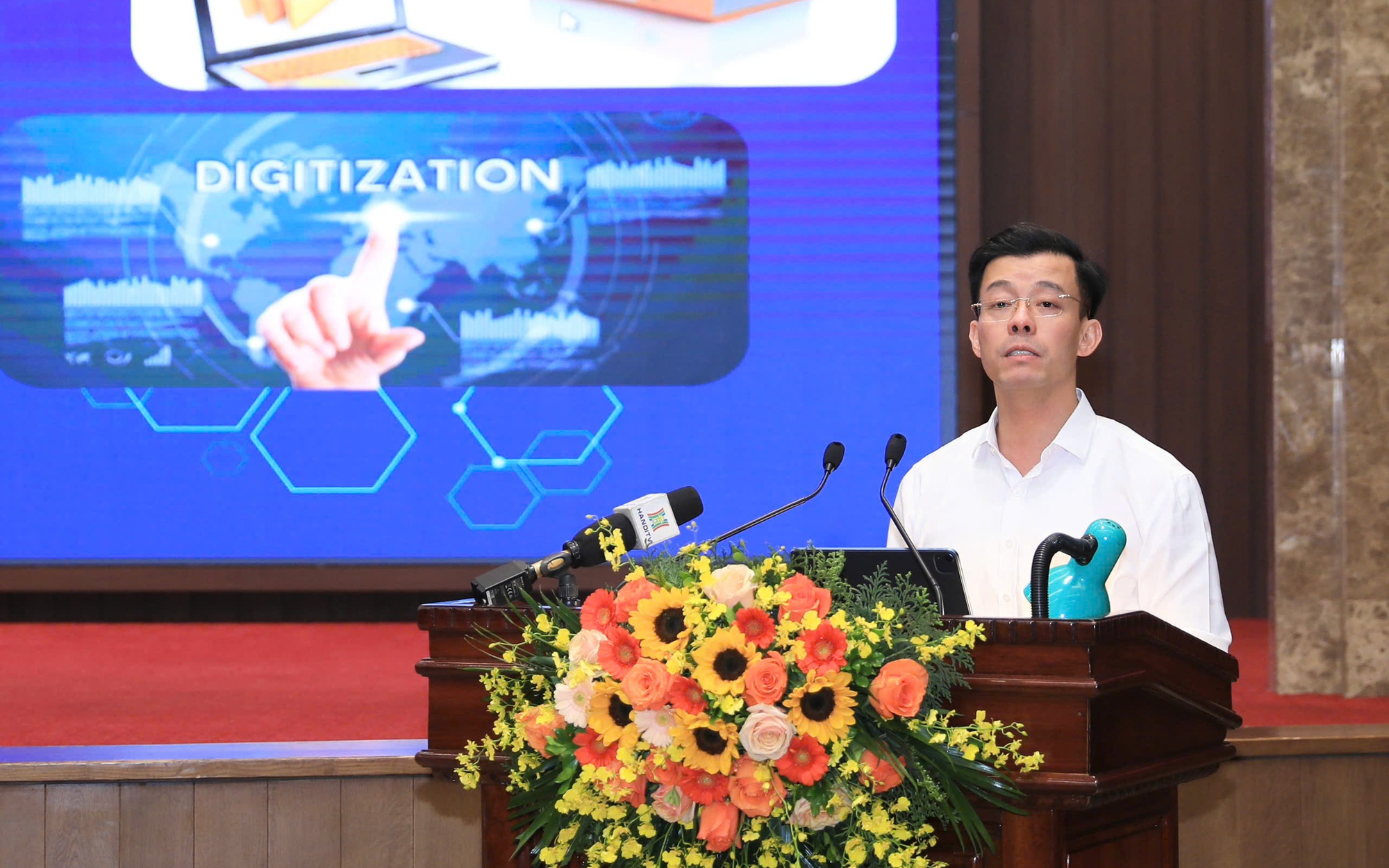 Giám đốc Trung tâm phục vụ hành chính công thành phố Hà Nội Cù Ngọc Trang phát biểu tham luận