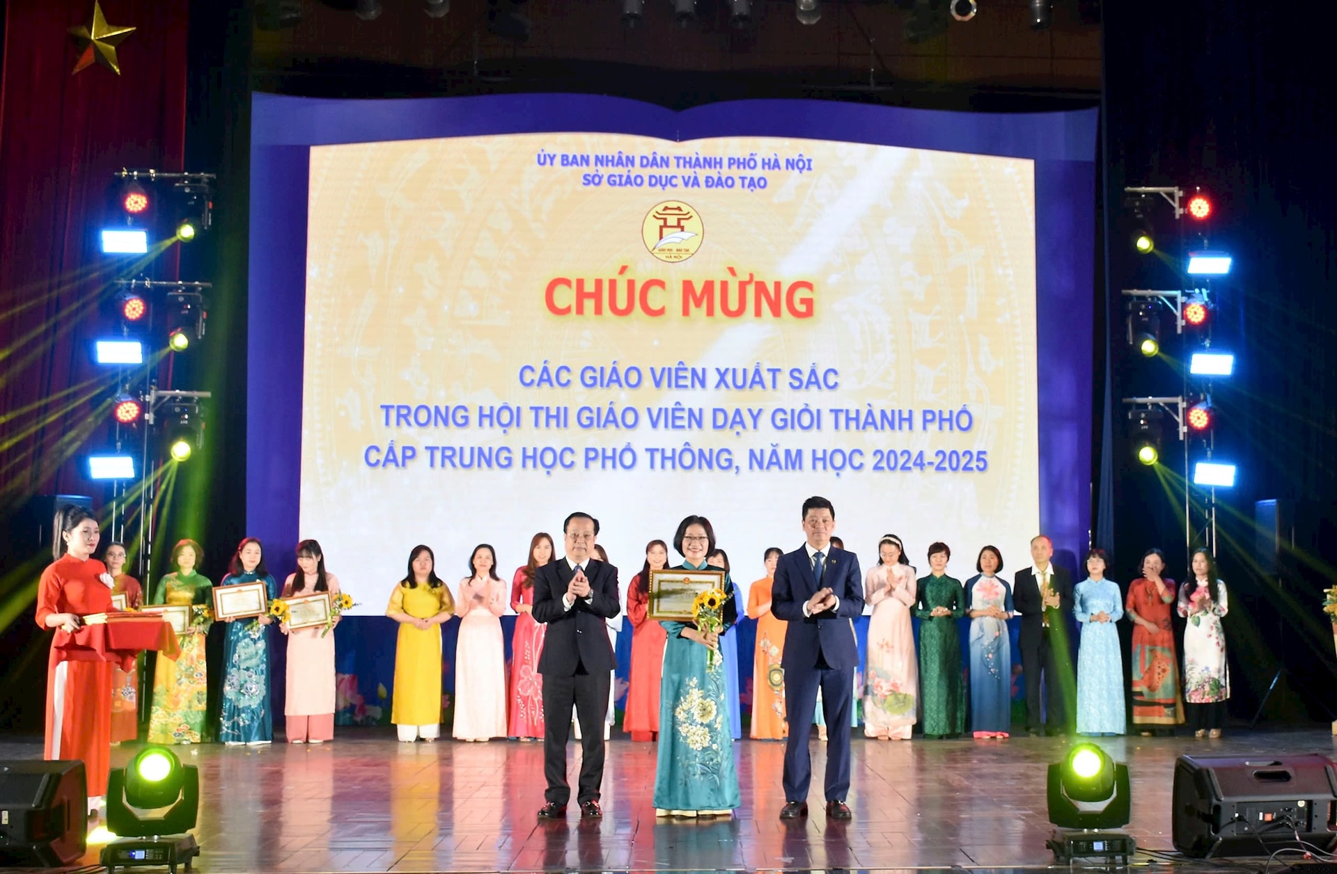 Hà Nội trao thưởng 105 giáo viên dạy giỏi cấp THPT, năm học 2024-2025- Ảnh 1.