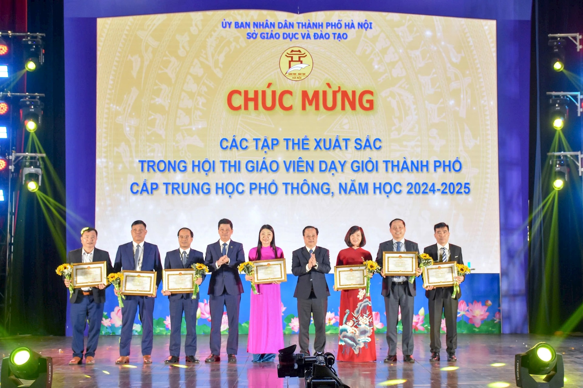 Hà Nội trao thưởng 105 giáo viên dạy giỏi cấp THPT, năm học 2024-2025- Ảnh 2.