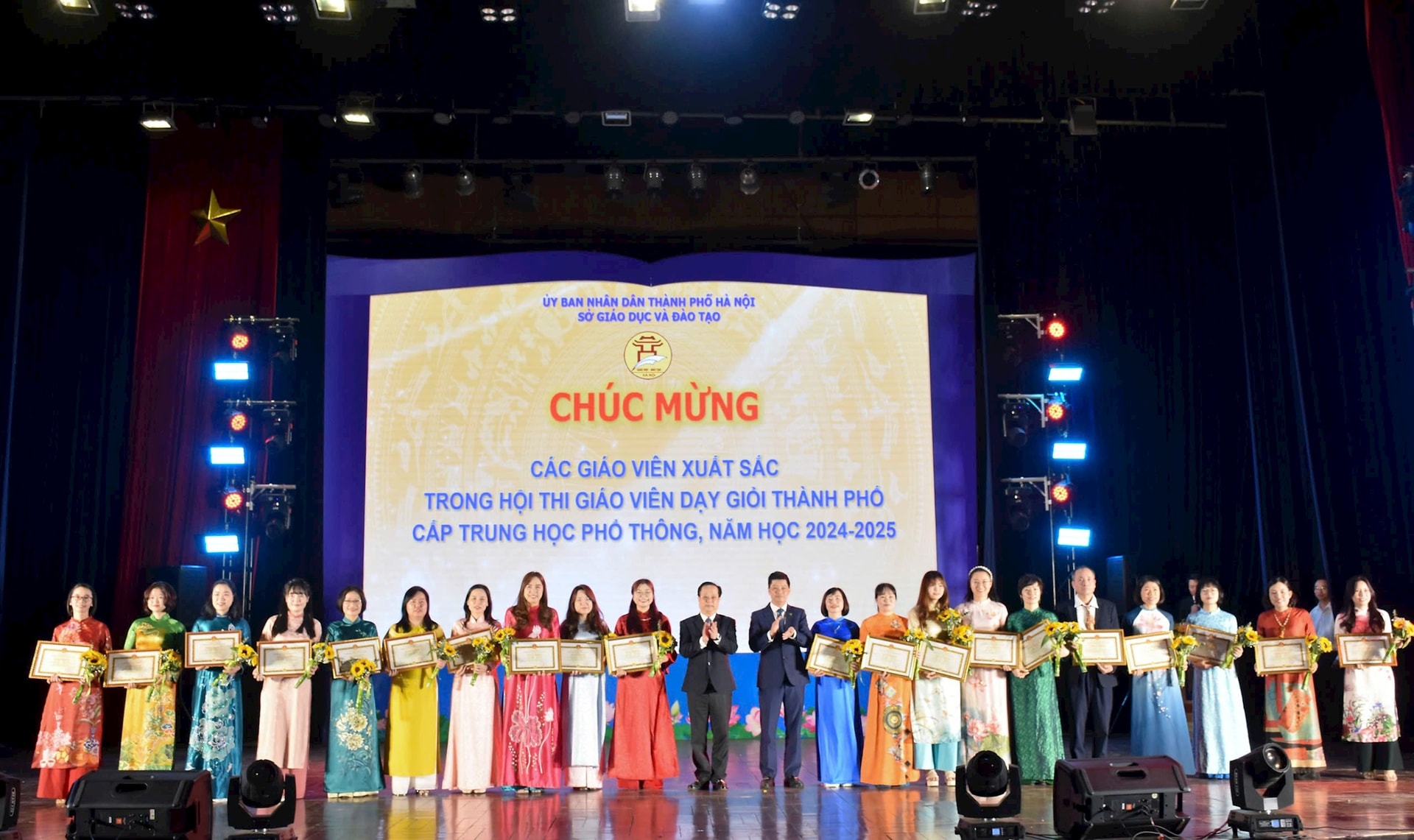 Hà Nội trao thưởng 105 giáo viên dạy giỏi cấp THPT, năm học 2024-2025- Ảnh 3.