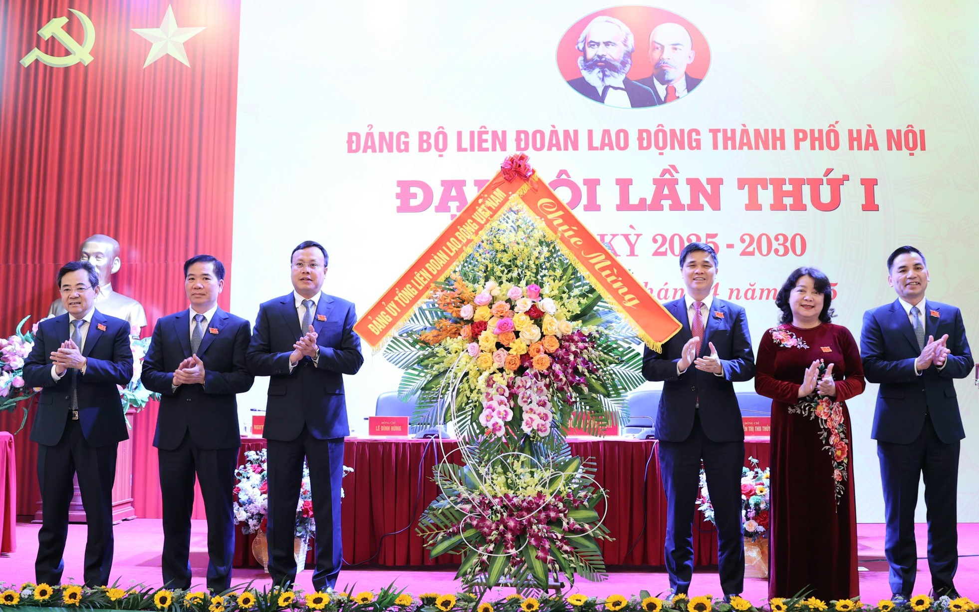 Đồng chí Ngọ Duy Hiểu - Phó Bí thư Đảng ủy, Phó Chủ tịch Tổng Liên đoàn Lao động Việt Nam tặng hoa chúc mừng Đại hội