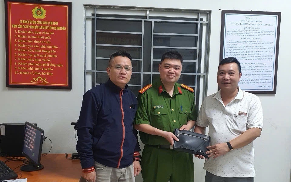Công an phường Hoàng Liệt trao trả tài sản cho anh Trương Quang Nhật