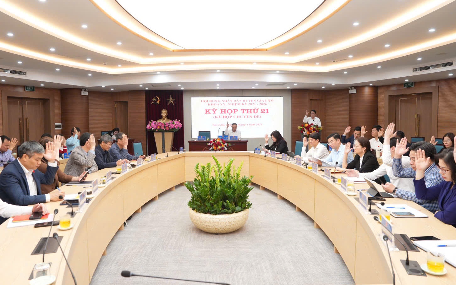 Các đại biểu biểu quyết thông qua dự thảo Nghị quyết kỳ họp
