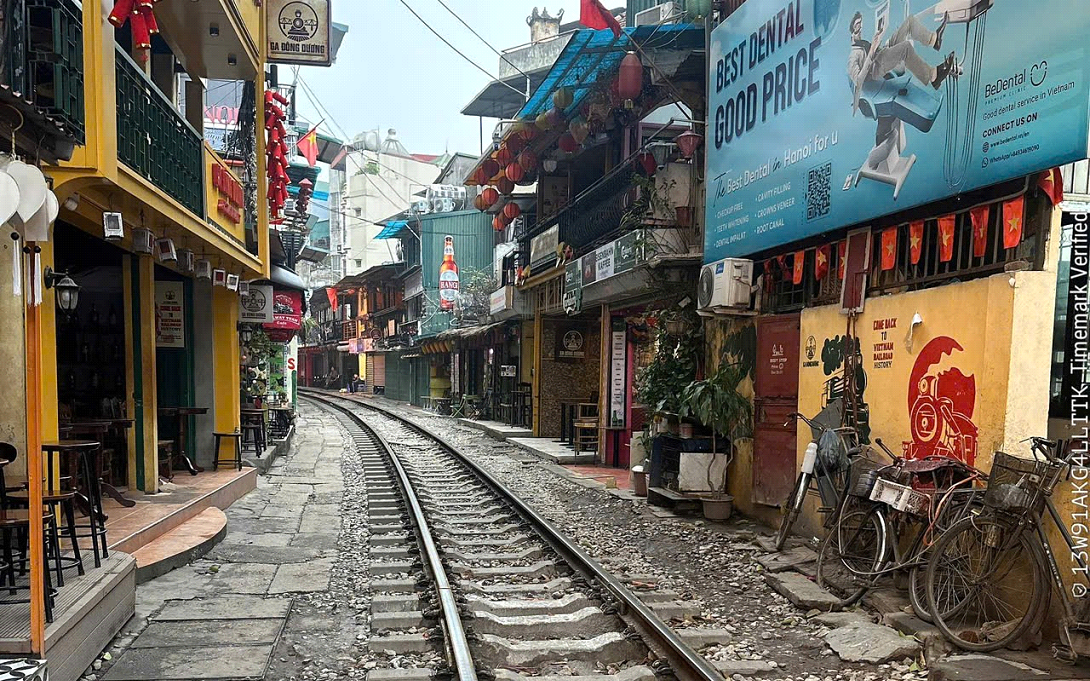 Toàn bộ khu vực được "làm sạch" trước giờ tàu chạy qua