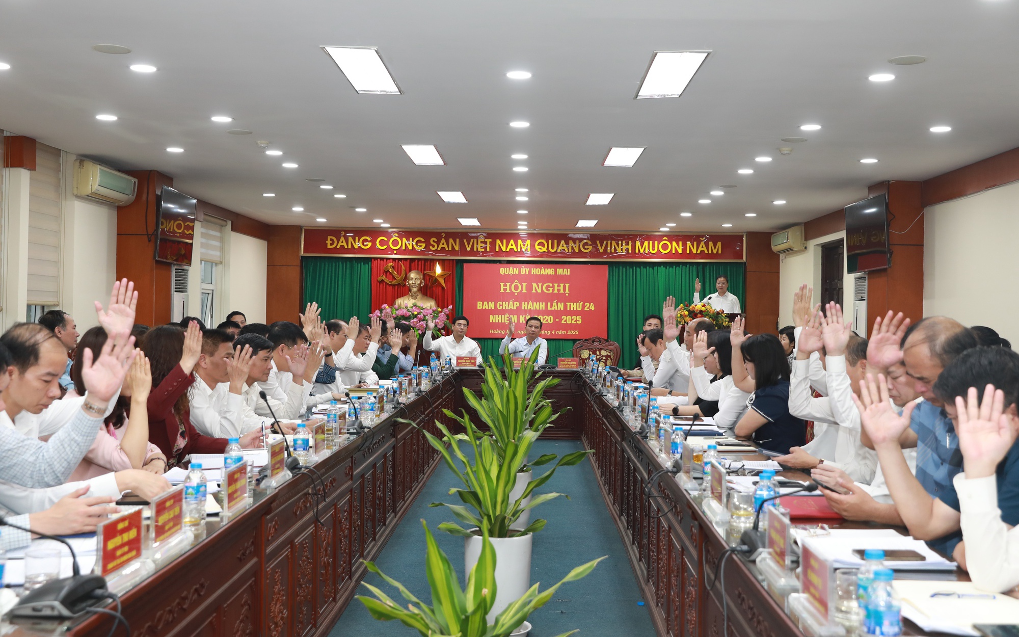 Các đại biểu biểu quyết thông qua dự thảo Nghị quyết