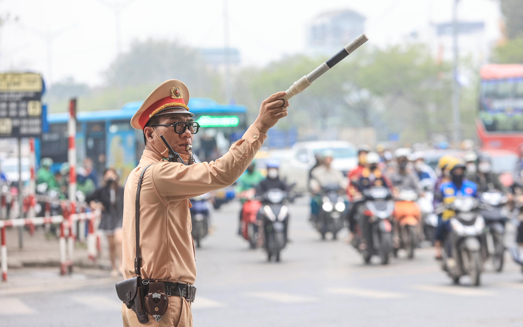 Lực lượng Cảnh sát giao thông Hà Nội ứng trực, chống ùn tắc tại cửa ngõ phía Nam, giúp người dân lưu thông thuận tiện, an toàn