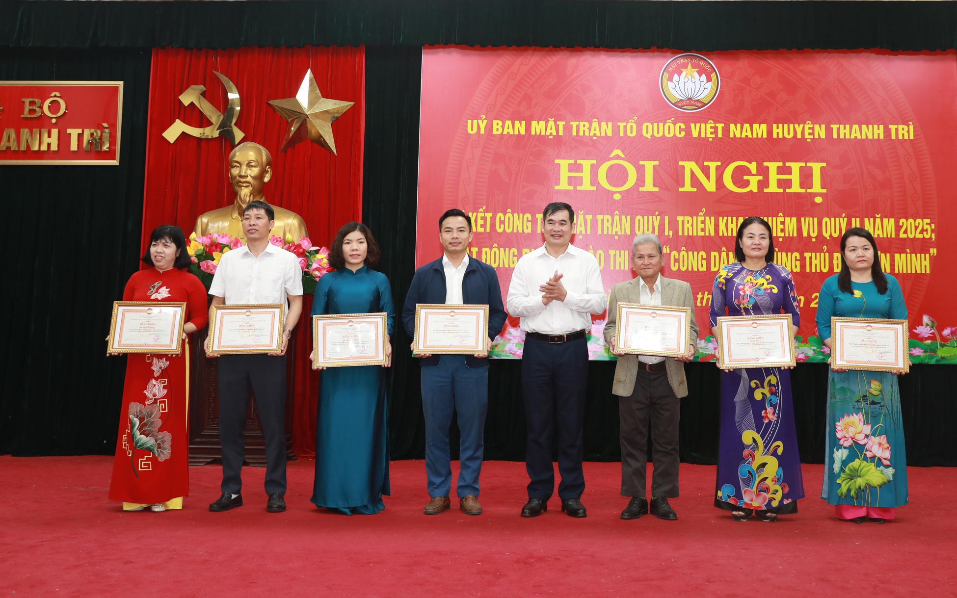 Trưởng Ban Dân chủ - Pháp luật Ủy ban MTTQ Việt Nam Thành phố Phạm Ngọc Quỳnh trao khen thưởng các tập thể, cá nhân