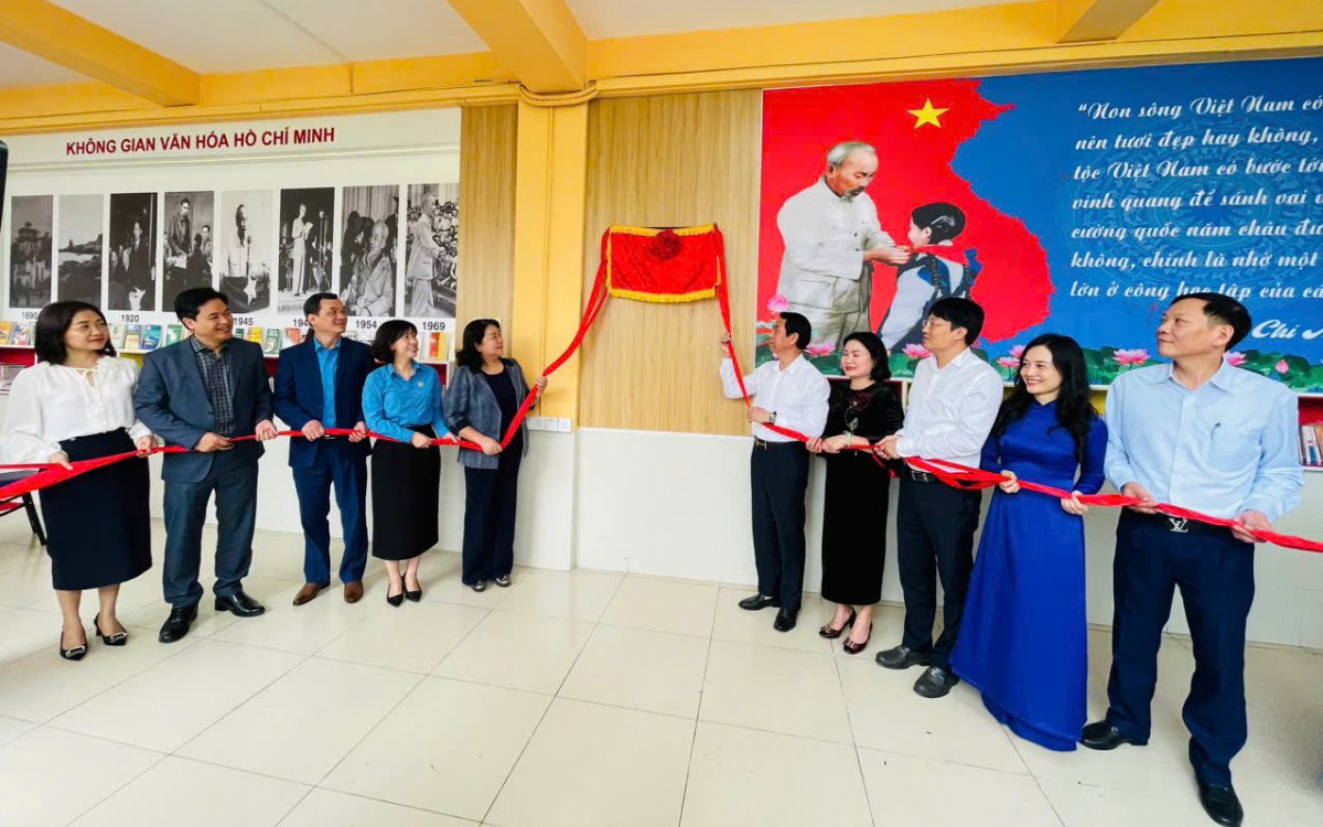 Lãnh đạo LĐLĐ Thành phố, quận Cầu Giấy và Trường THCS Dịch Vọng gắn biển, khánh thành công trình Dân vận khéo “Không gian văn hóa Hồ Chí Minh”