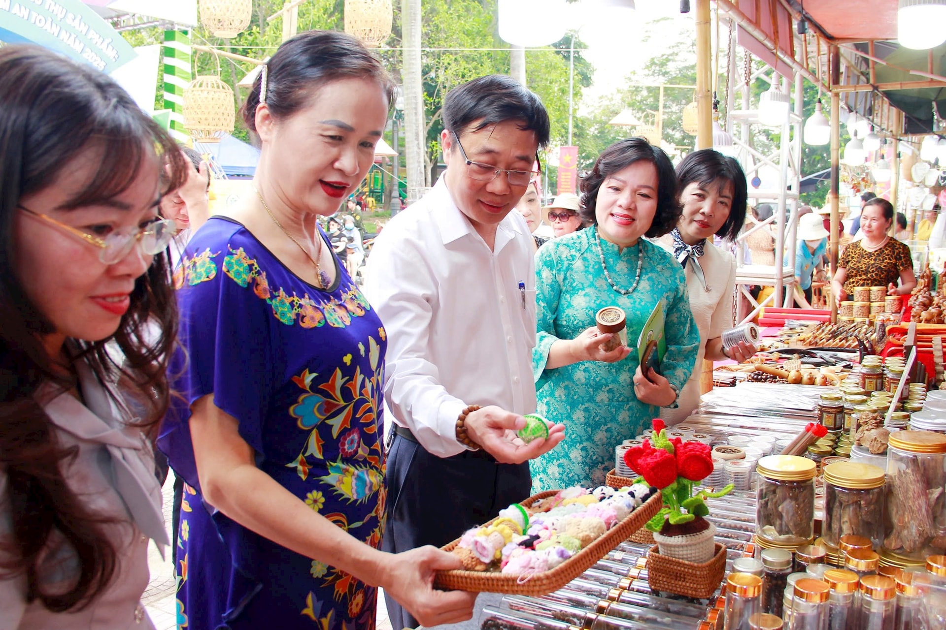 Đặc sản của hơn 20 tỉnh thành có mặt tại tuần hàng sản phẩm OCOP, làng nghề tại Tây Hồ- Ảnh 3.