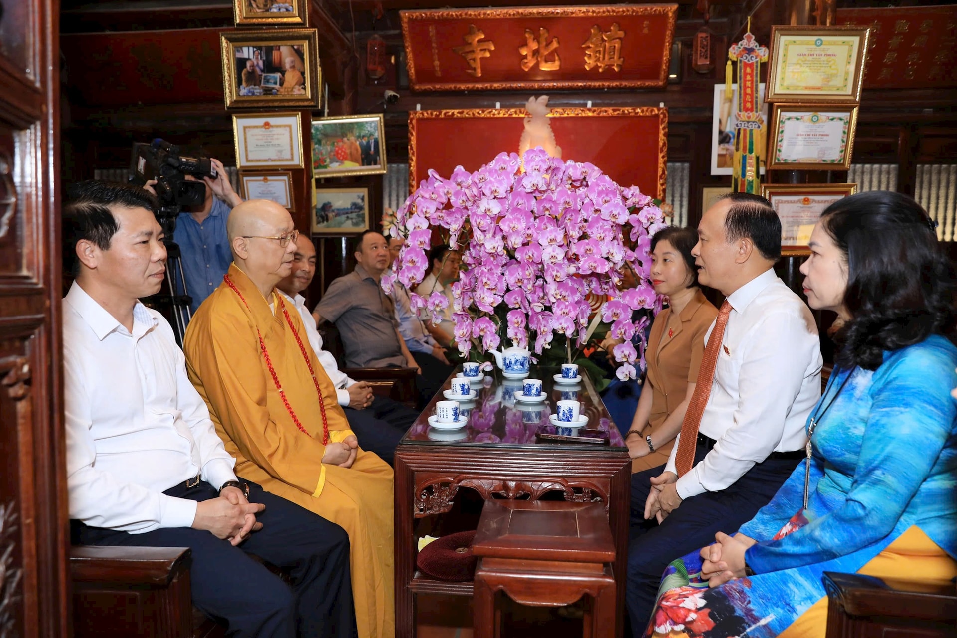 Chủ tịch HĐND thành phố Hà Nội Nguyễn Ngọc Tuấn chúc mừng Hội đồng Chứng minh Giáo hội Phật giáo Việt Nam- Ảnh 1.