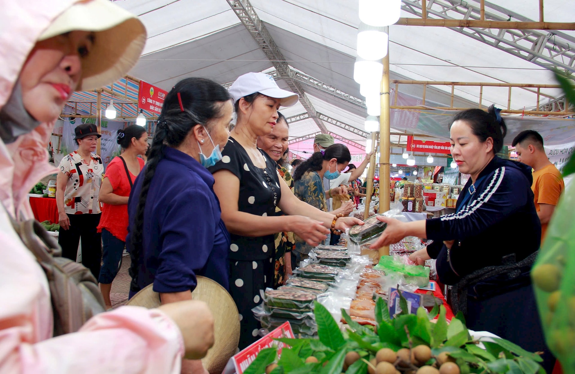 Đặc sản của hơn 20 tỉnh thành có mặt tại tuần hàng sản phẩm OCOP, làng nghề tại Tây Hồ- Ảnh 4.