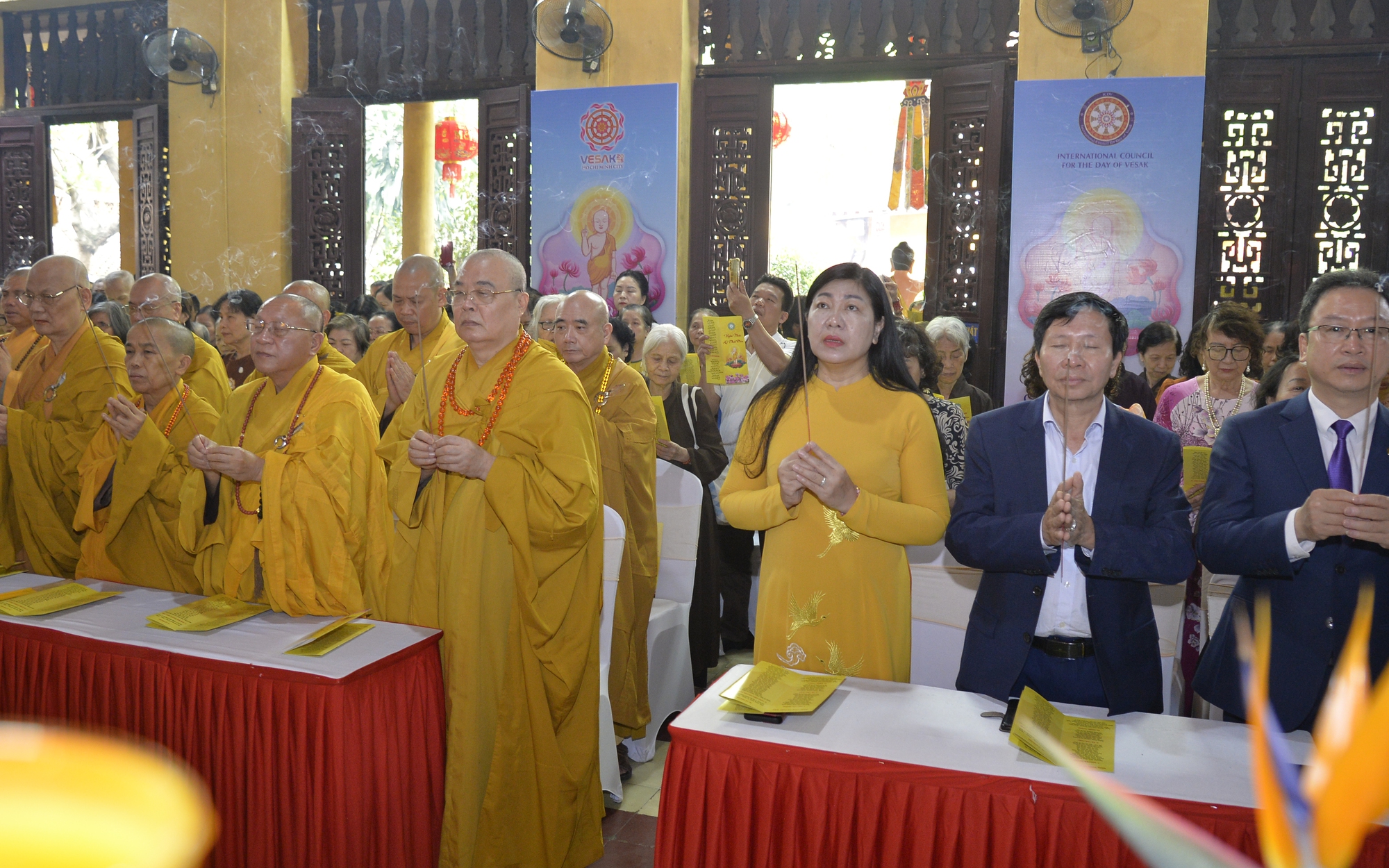 Các đại biểu, tăng ni, Phật tử dâng hương cầu nguyện quốc thái dân an, thế giới hòa bình, chúng sinh an lạc