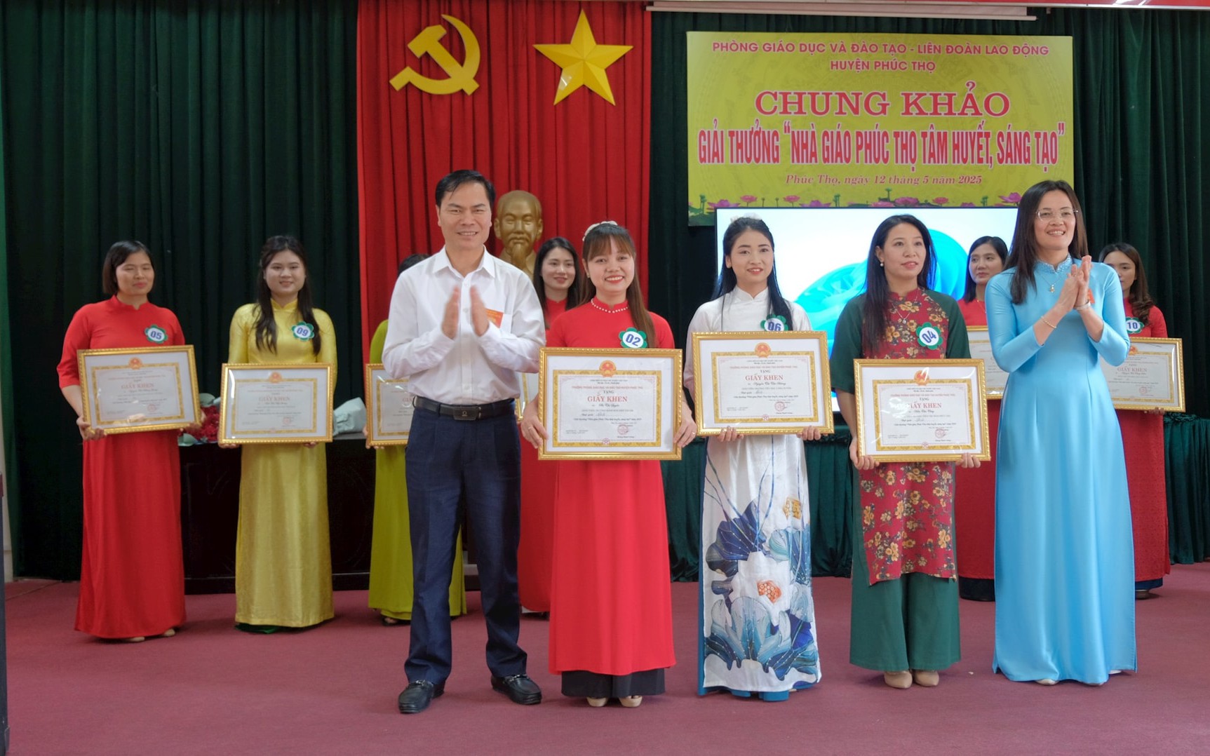 Ban tổ chức khen thưởng các nhà giáo tiêu biểu tại Hội thi