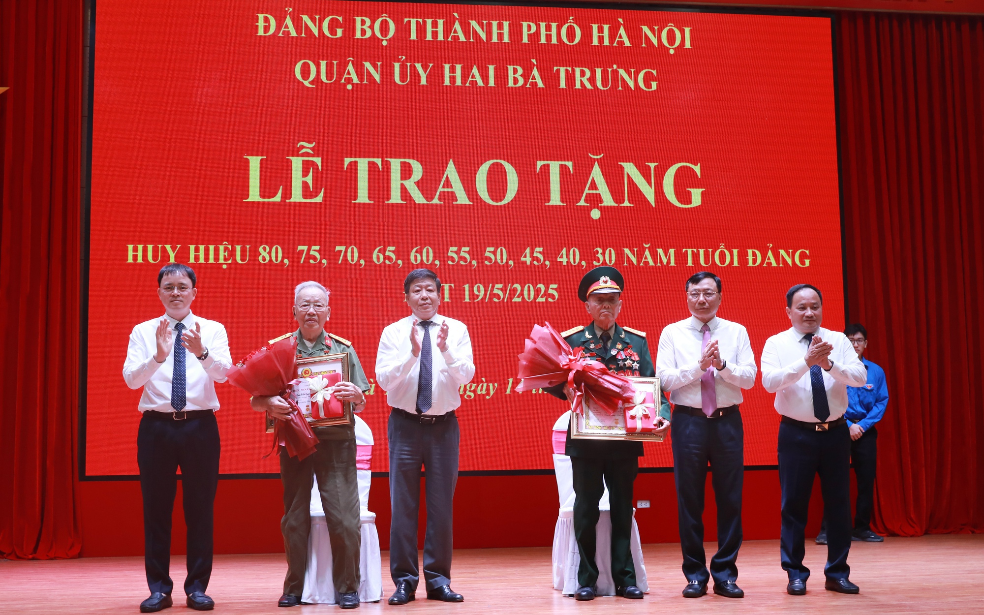 Phó Chủ tịch UBND Thành phố Dương Đức Tuấn trao Huy hiệu Đảng, tặng hoa chúc mừng các đảng viên lão thành
