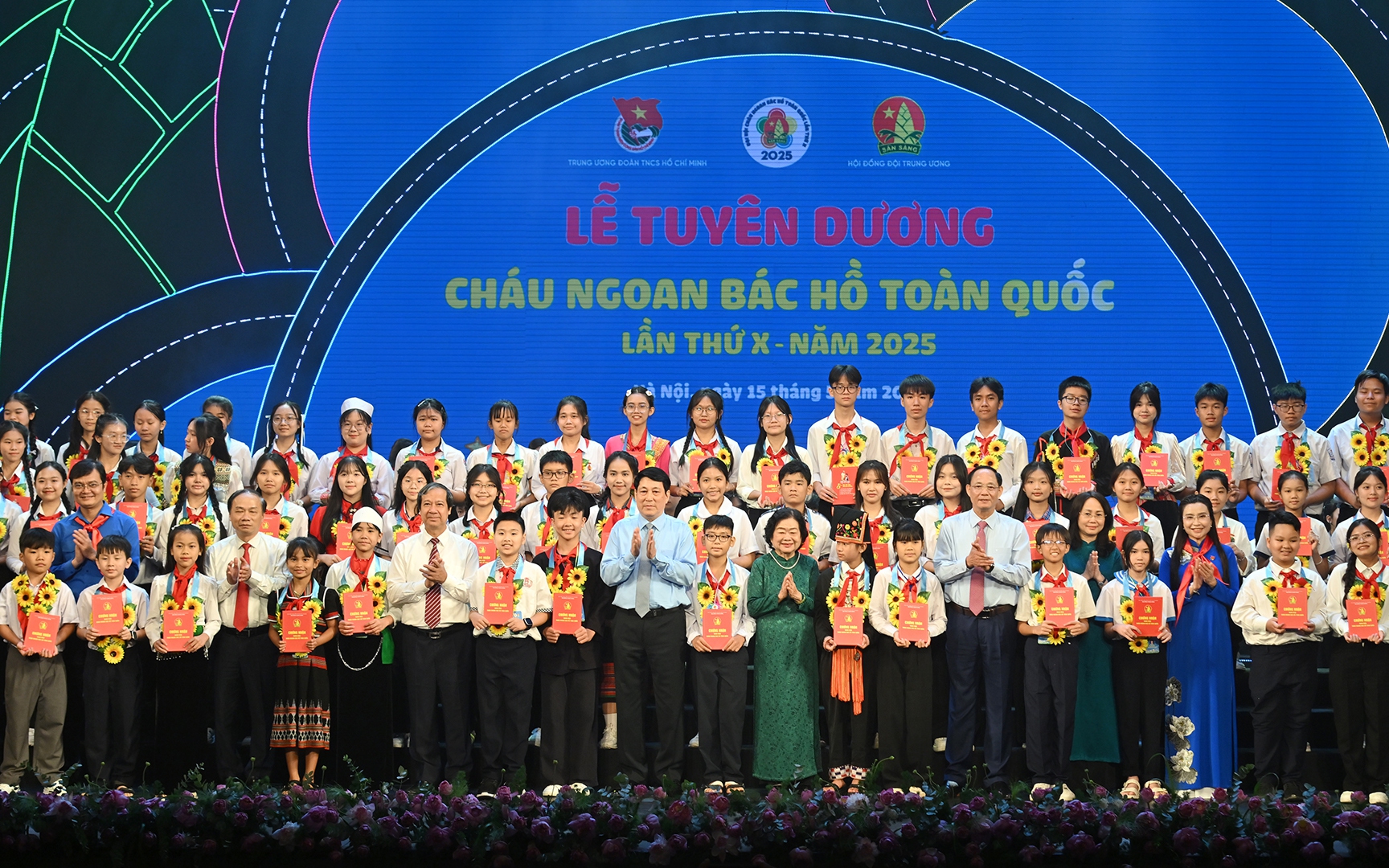 Chủ tịch nước Lương Cường và các đại biểu cùng các Cháu ngoan Bác Hồ toàn quốc