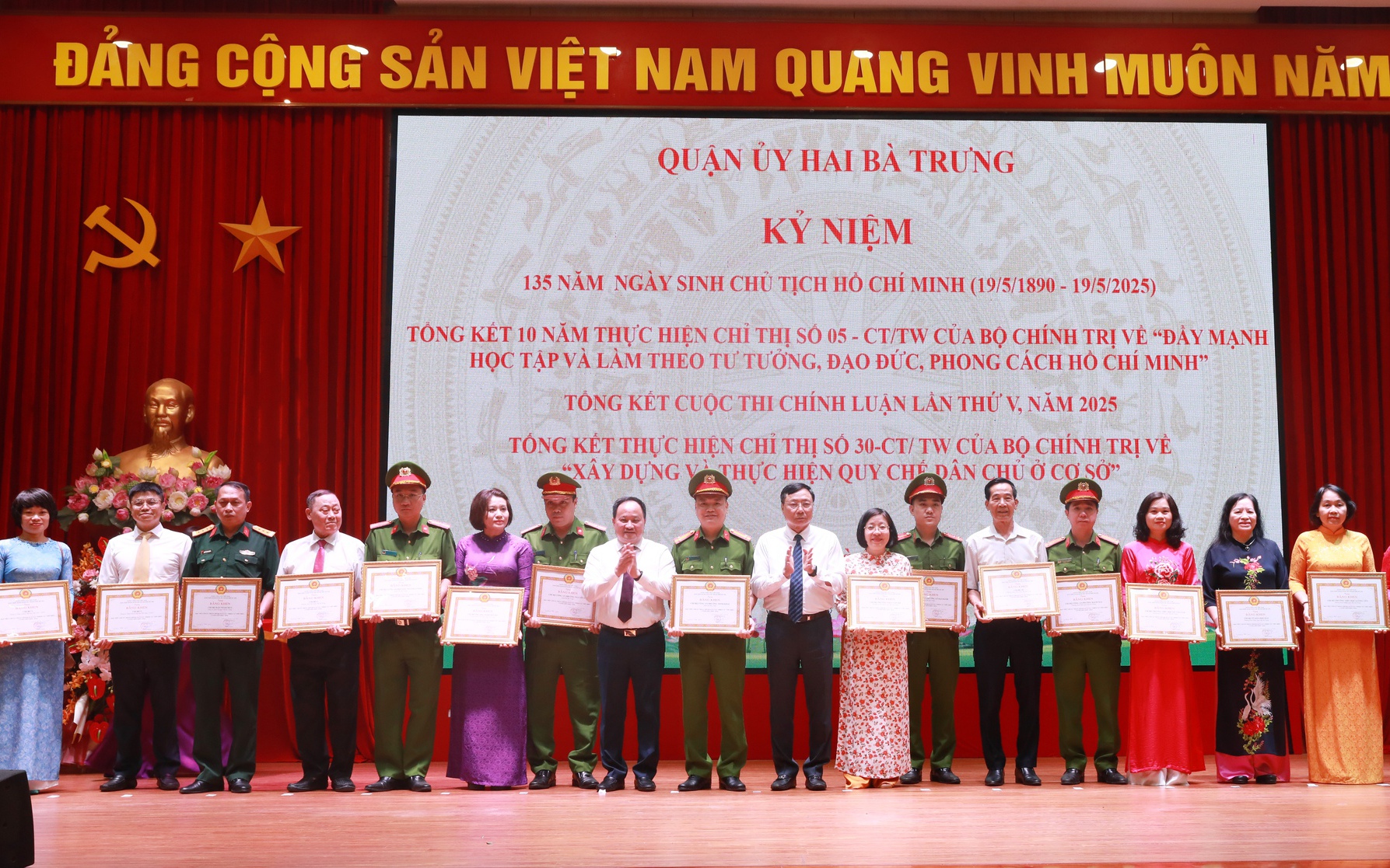Lãnh đạo quận trao Bằng khen của Ban Thường vụ Thành ủy tặng các đơn vị “Hoàn thành xuất sắc nhiệm vụ” tiêu biểu 5 năm liền (2020 - 2024).
