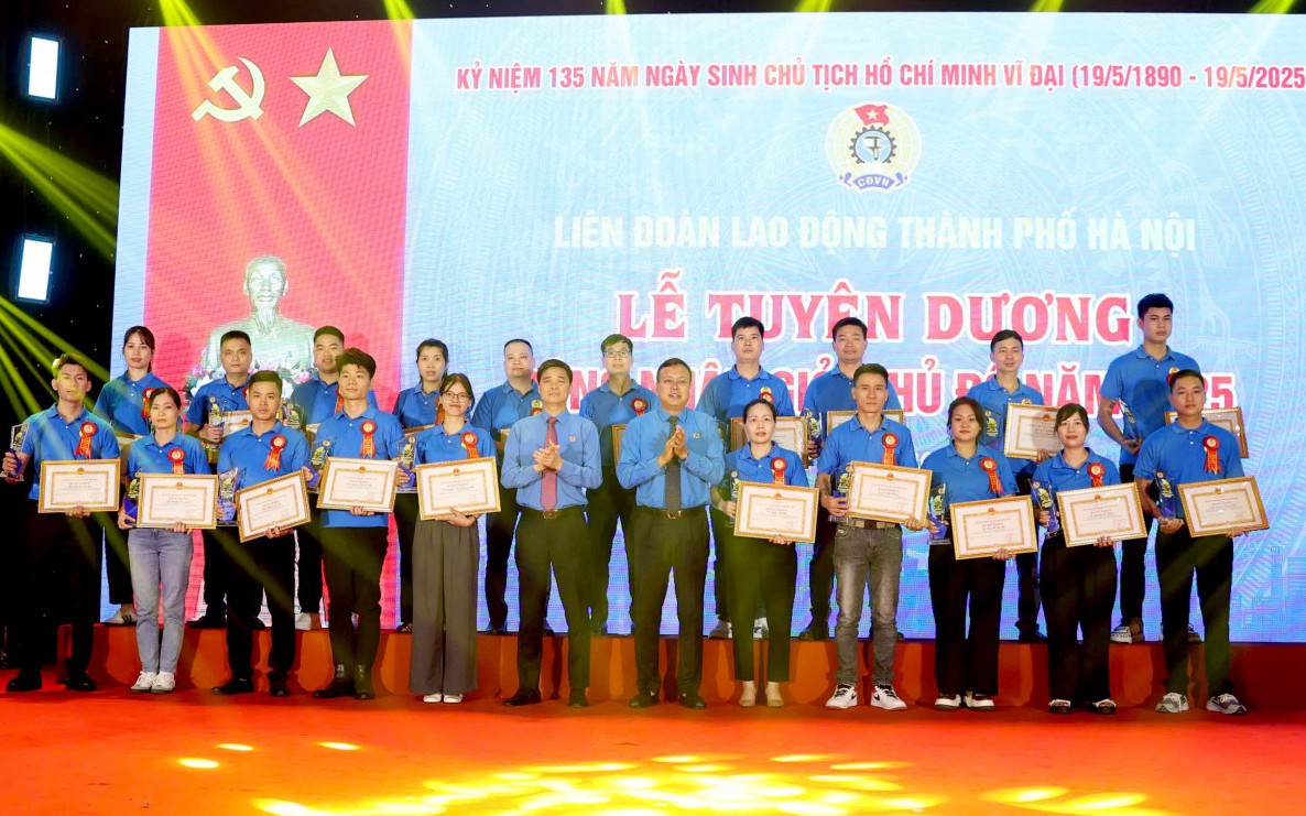 Phó Chủ tịch Tổng LĐLĐ Việt Nam Ngọ Duy Hiểu và Chủ tịch LĐLĐ thành phố Hà Nội Phạm Quang Thanh trao khen thưởng tới Công nhân giỏi Thủ đô năm 2025.