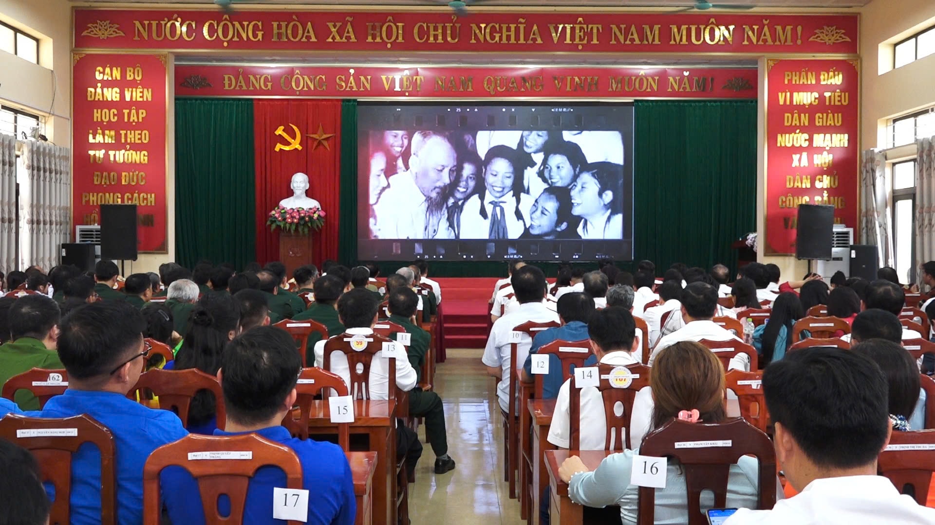 Thanh Oai: Khen thưởng nhiều tập thể, cá nhân điển 
 hình trong “Học tập và làm theo tư tưởng, đạo đức, phong cách Hồ Chí Minh”- Ảnh 1.