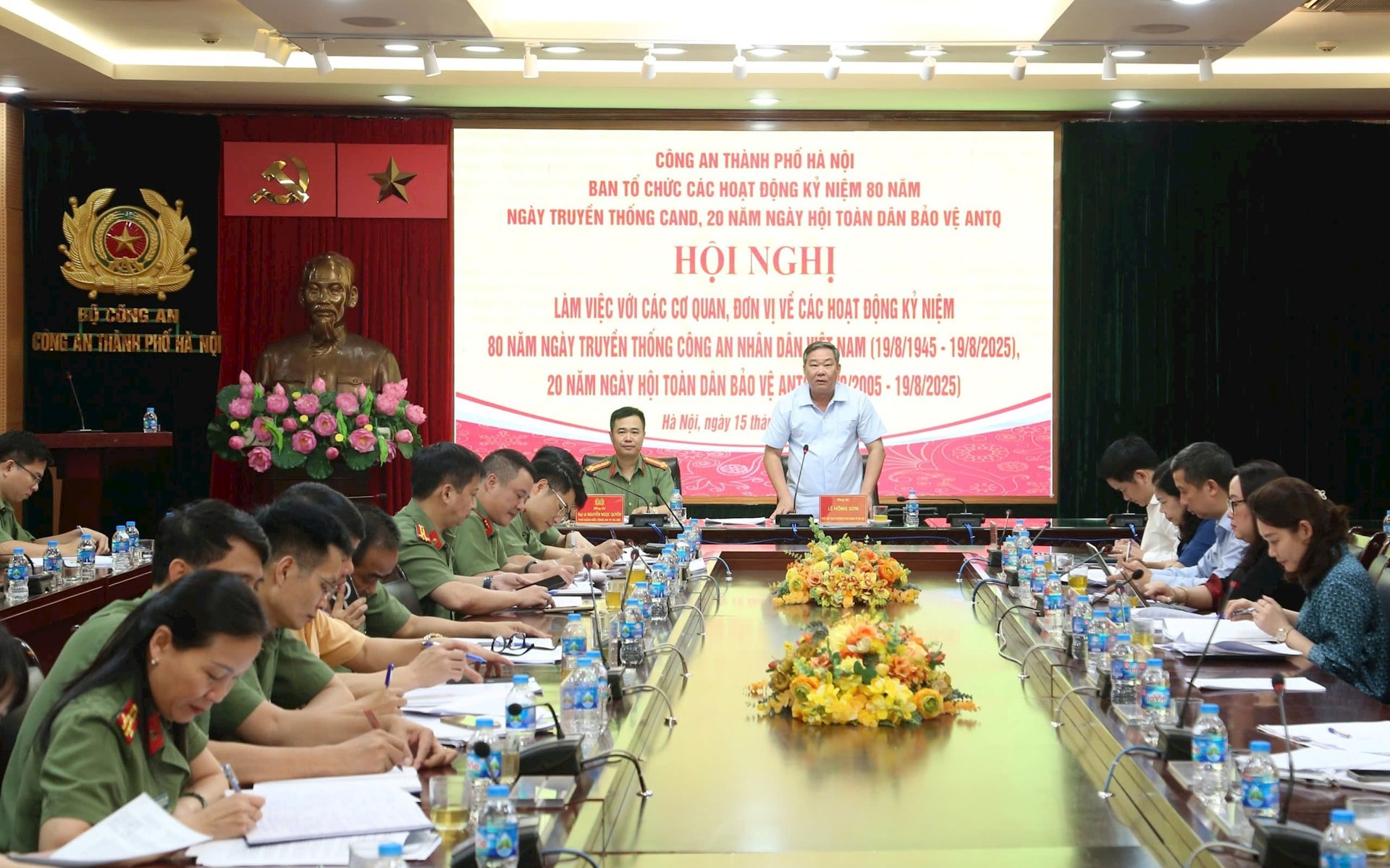 Đồng chí Lê Hồng Sơn, Ủy viên Ban Thường vụ Thành ủy, Phó Chủ tịch Thường trực UBND thành phố Hà Nội chỉ đạo Hội nghị.