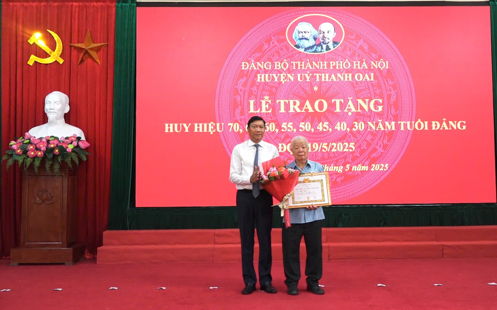 Party veterans awarded medals at Thanh Oai District- Ảnh 1. Ủy viên Ban Thường vụ Thành ủy, Trưởng ban Nội chính Thành ủy Hà Nội Đỗ Anh Tuấn trao Huy hiệu Đảng tặng đảng viên 70 năm tuổi Đảng