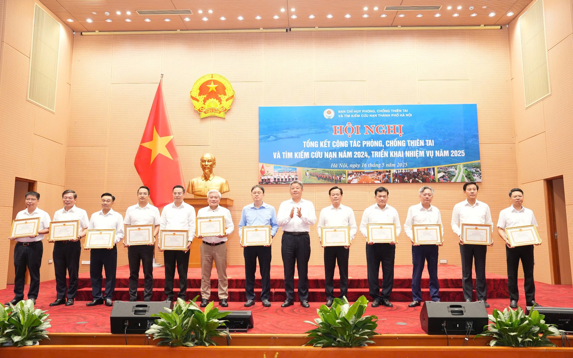 Phó Chủ tịch UBND thành phố Hà Nội trao khen thưởng các tập thể, cá nhân có thành tích xuất sắc trong công tác phòng, chống thiên tai năm 2024