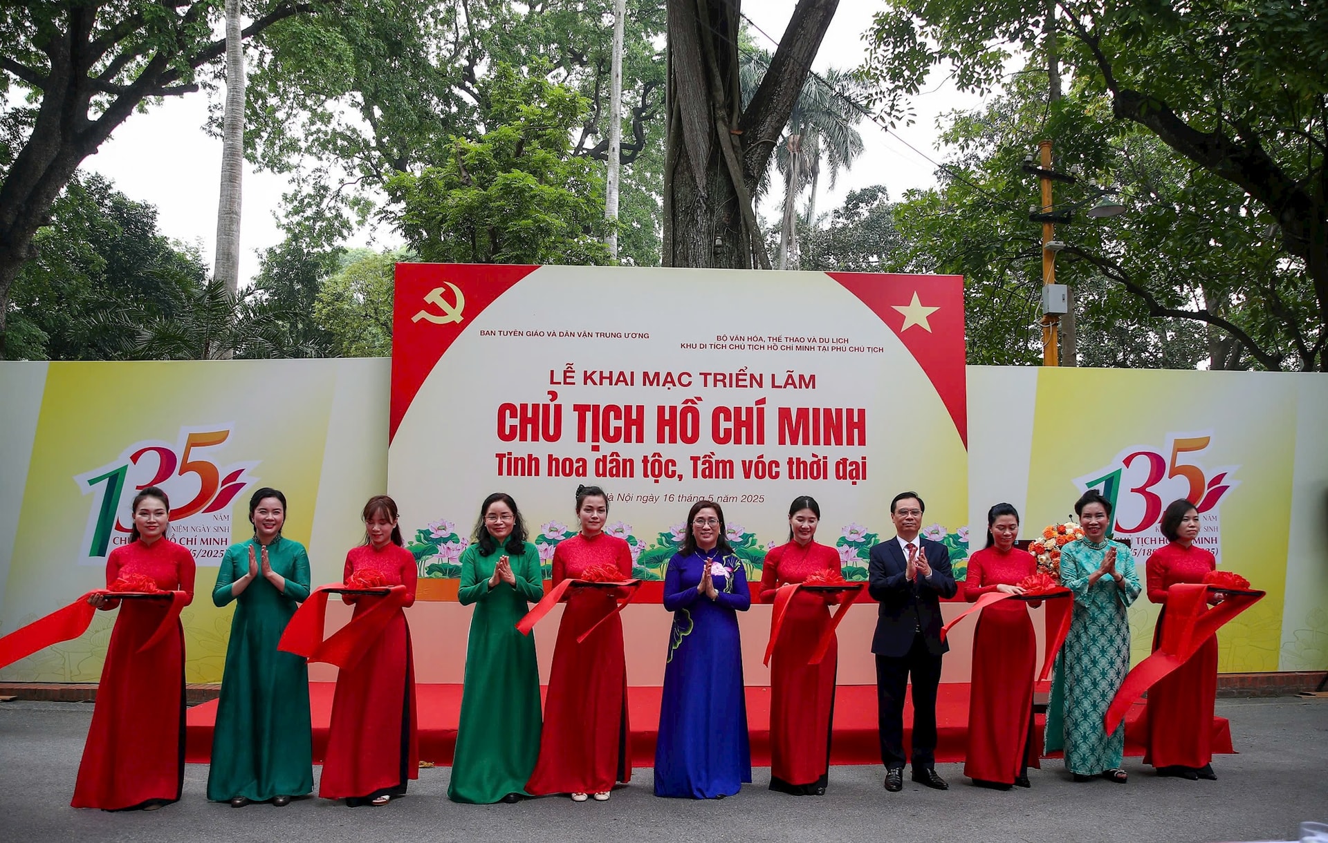 Khai mạc triển lãm "Chủ tịch Hồ Chí Minh - Tinh hoa dân tộc, tầm vóc thời đại"- Ảnh 1.