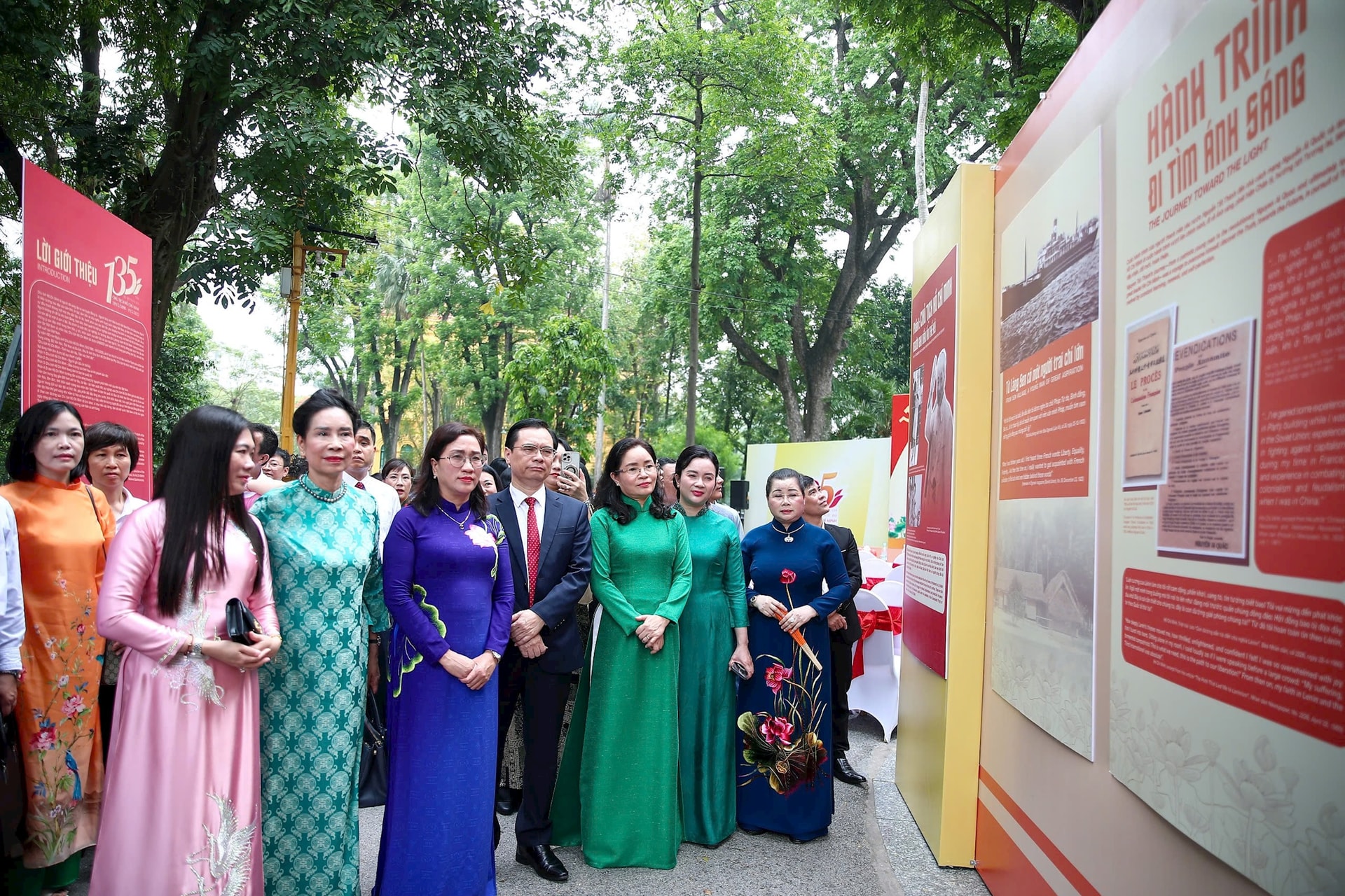 Khai mạc triển lãm "Chủ tịch Hồ Chí Minh - Tinh hoa dân tộc, tầm vóc thời đại"- Ảnh 2.
