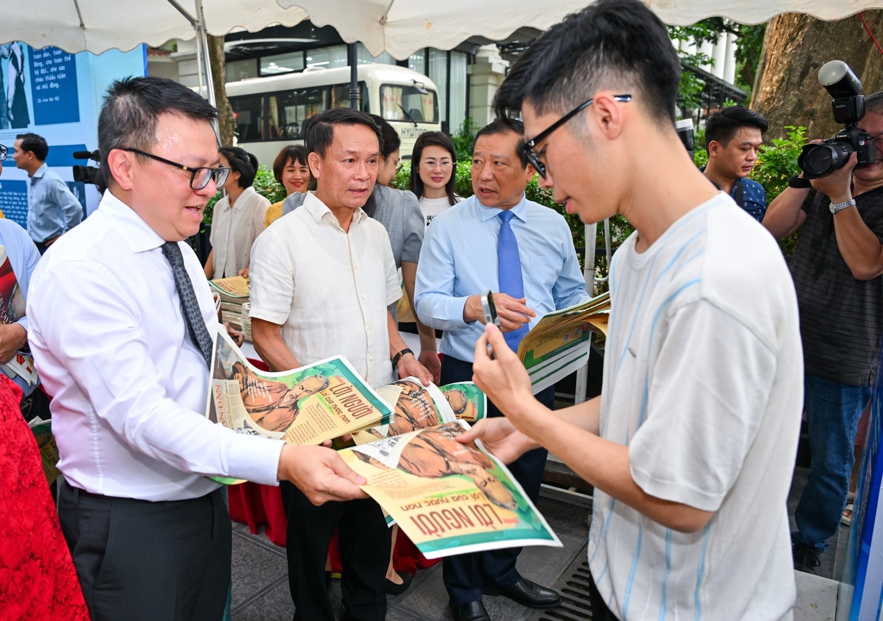 Khai mạc Triển lãm và ra mắt ấn phẩm đặc biệt kỷ niệm 135 năm Ngày sinh Chủ tịch Hồ Chí Minh- Ảnh 4.