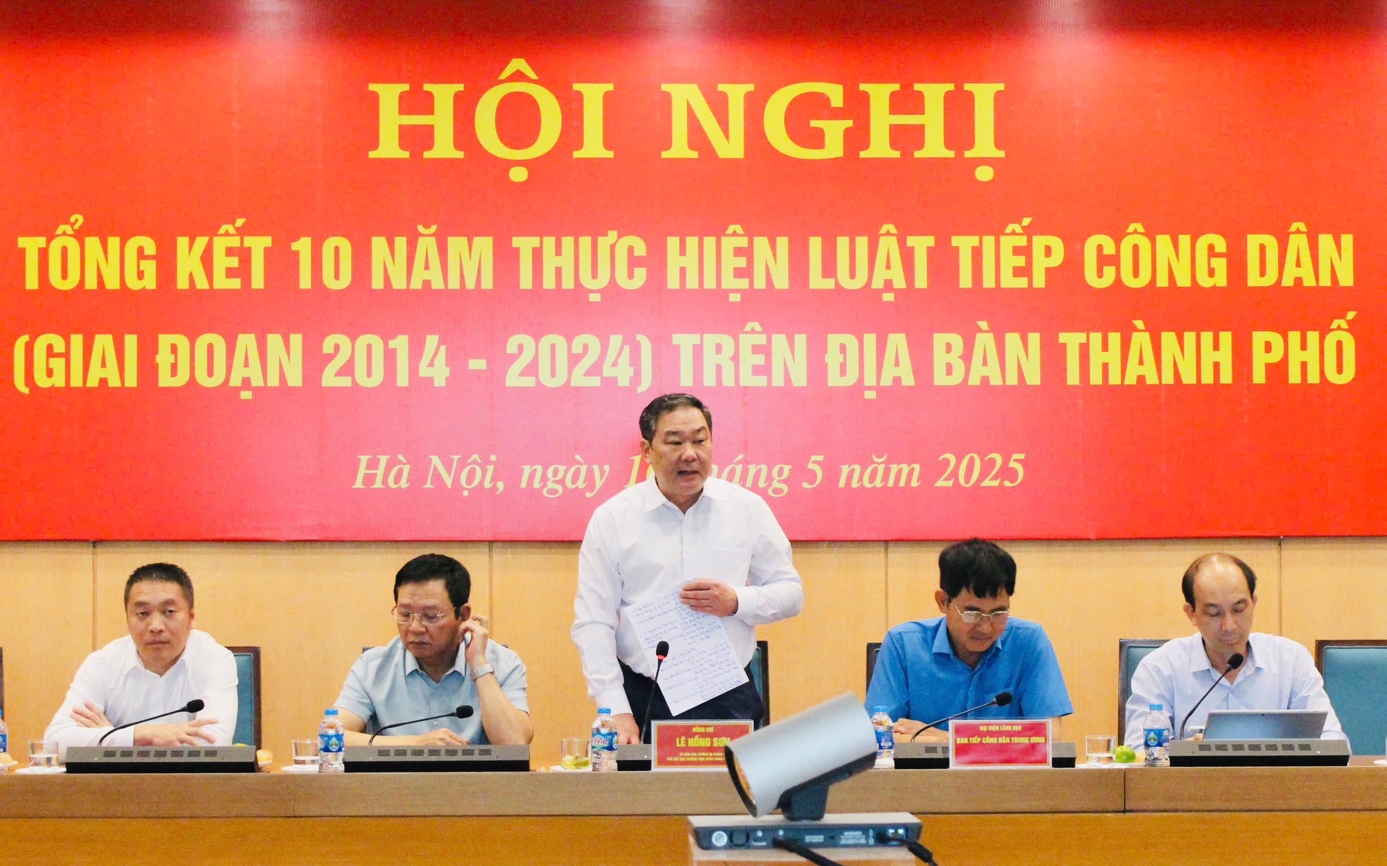 Đồng chí Lê Hồng Sơn, Ủy viên Ban Thường vụ Thành ủy, Phó Bí thư Thường trực Đảng ủy, Phó Chủ tịch Thường trực UBND Thành phố chủ trì Hội nghị