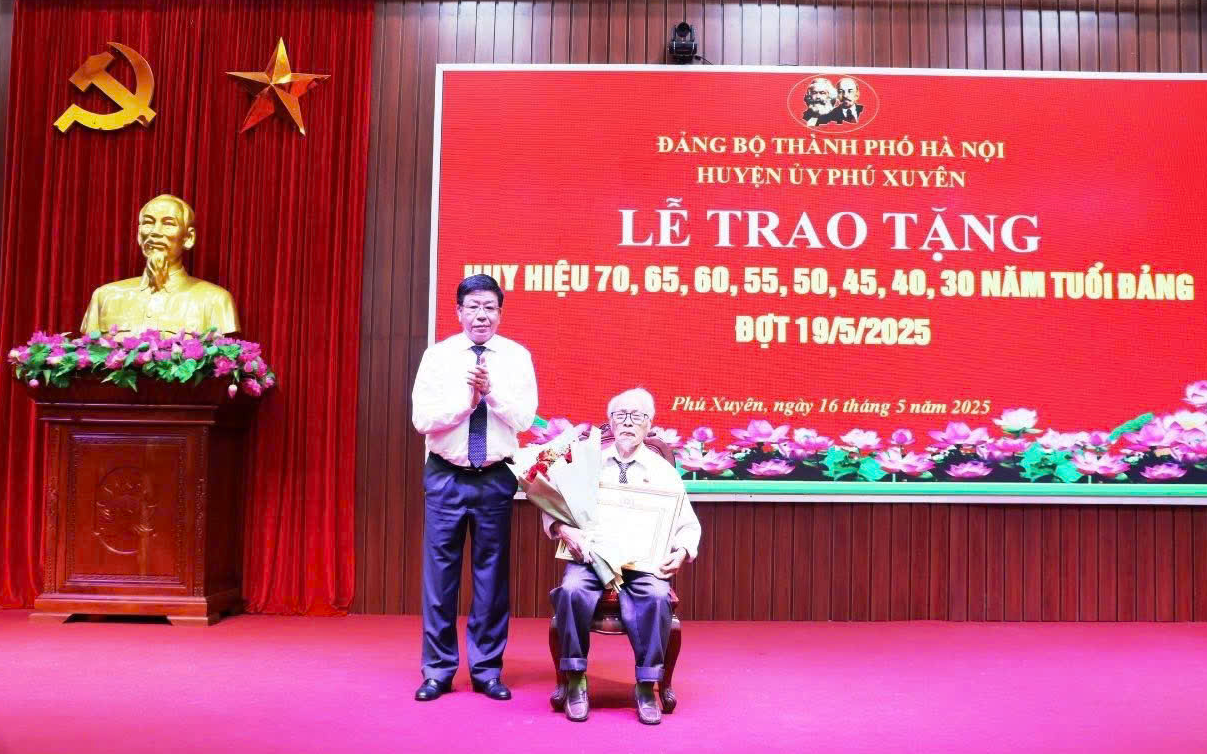 Phó Chủ tịch UBND Thành phố Dương Đức Tuấn trao Huy hiệu Đảng tặng đảng viên lão thành huyện Phú Xuyên