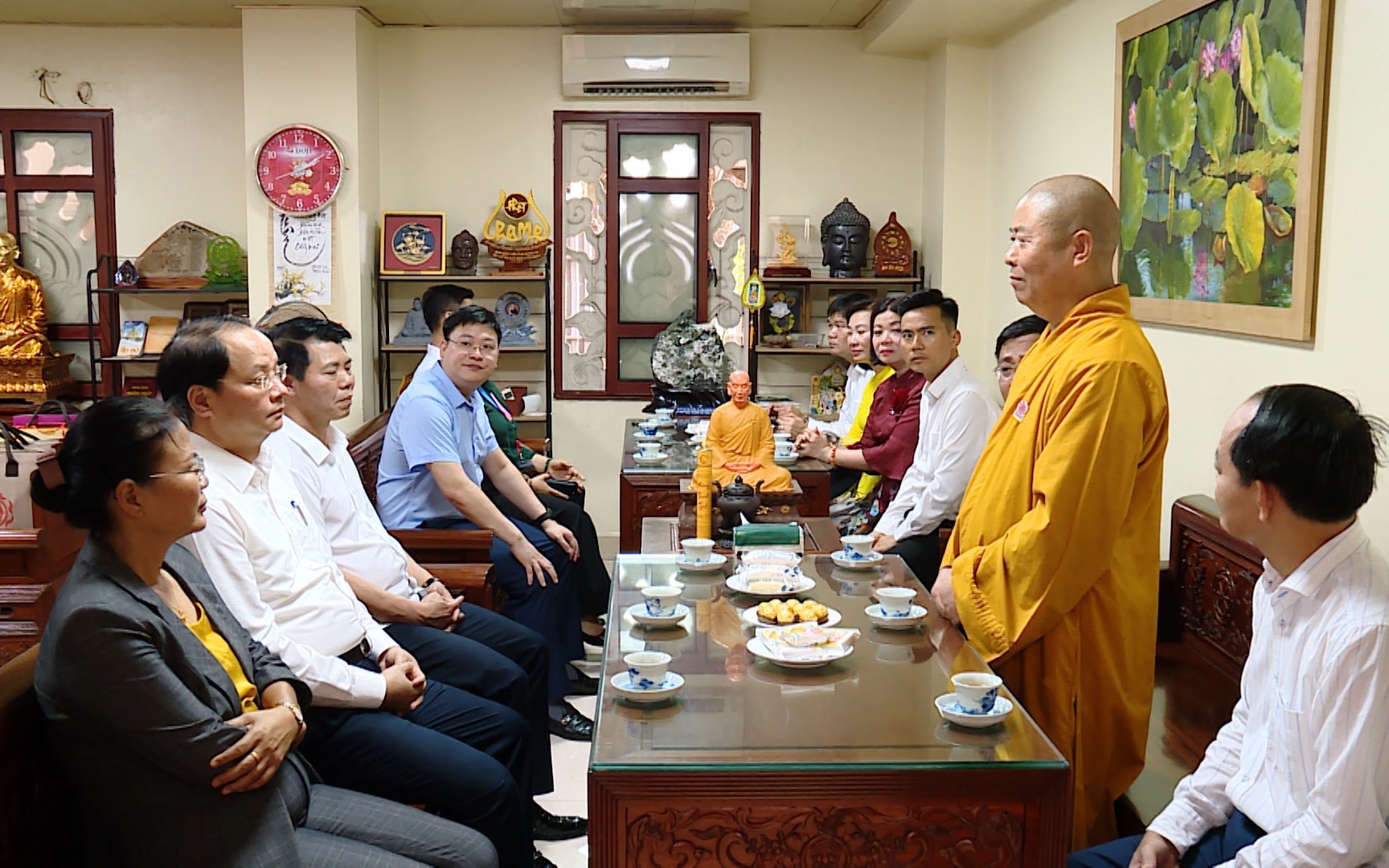 Trưởng ban Tuyên giáo và Dân vận Thành ủy Nguyễn Doãn Toản chúc mừng Đại lễ Phật đản tại chùa Yên Phú, xã Liên Ninh, huyện Thanh Trì