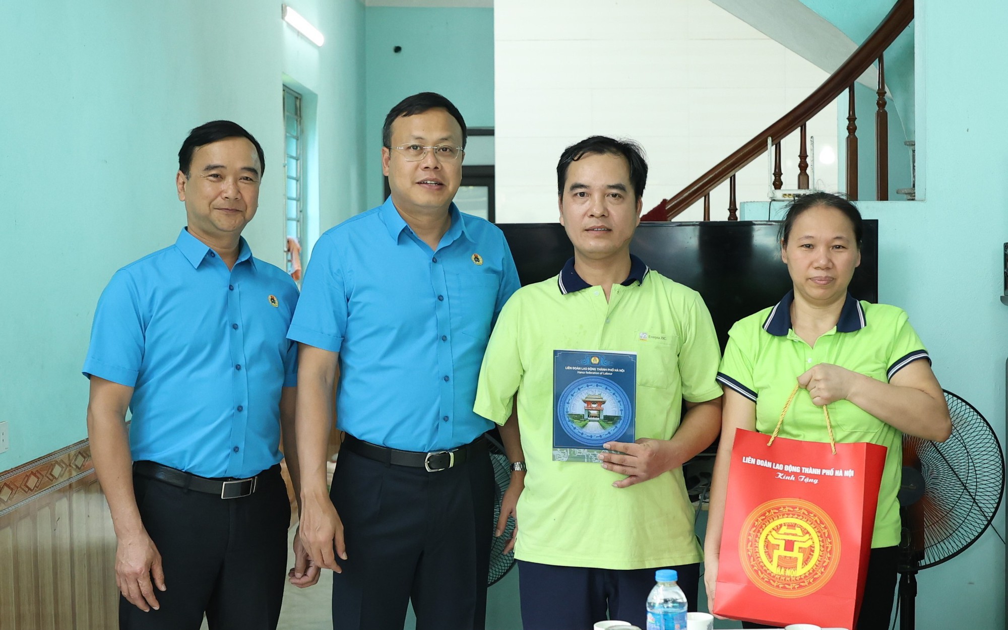 Chủ tịch Liên đoàn Lao động thành phố Hà Nội Phạm Quang Thanh trao quà cho công nhân Nguyễn Thế Toán.