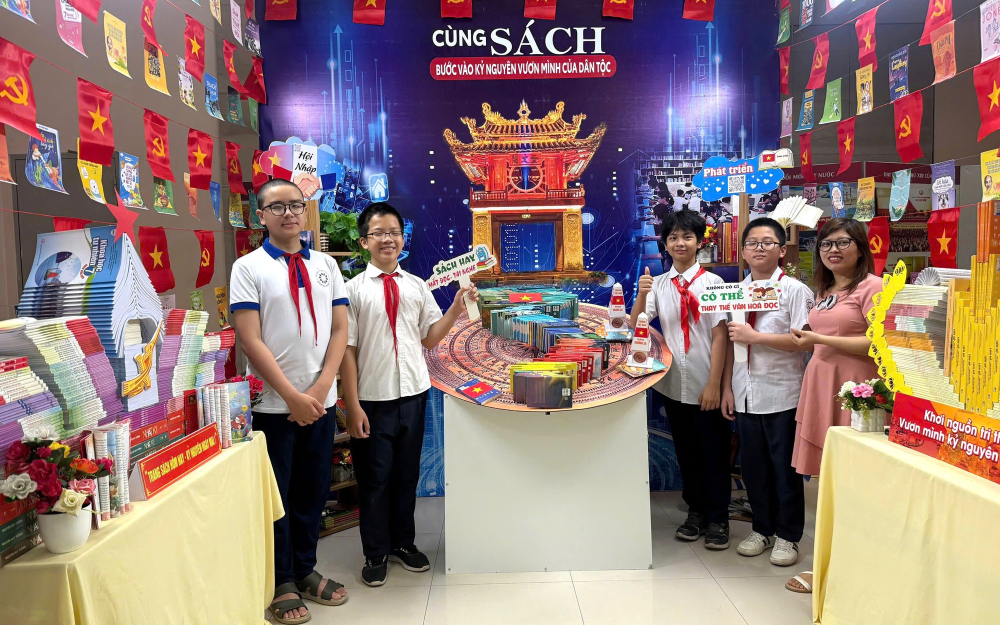 Các em học sinh tại gian trưng bày sách