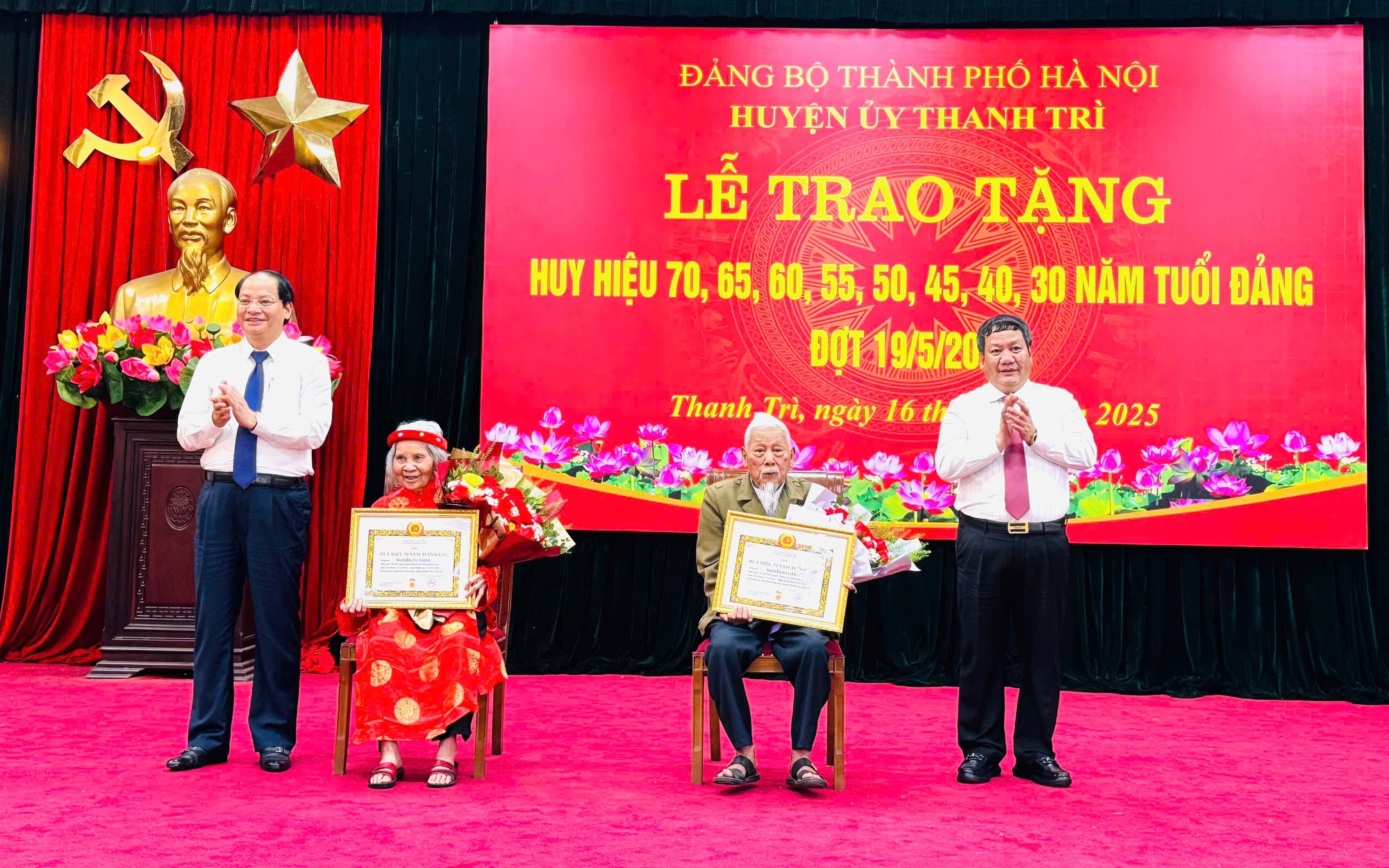 Trưởng ban Tuyên giáo và Dân vận Thành ủy Nguyễn Doãn Toản trao Huy hiệu Đảng tặng các đảng viên lão thành