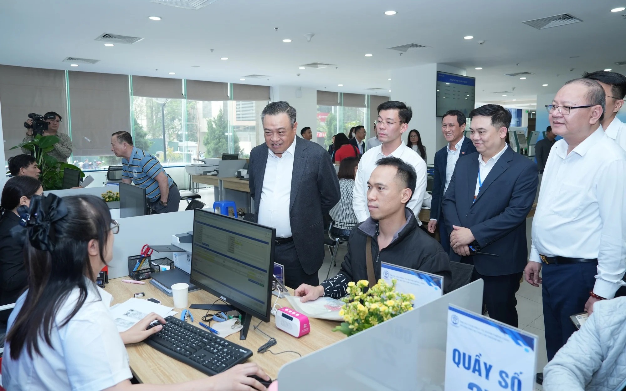 Chủ tịch UBND Thành phố Trần Sỹ Thanh thăm, làm việc với Trung tâm Phục vụ hành chính công sau 5 tháng đi vào hoạt động