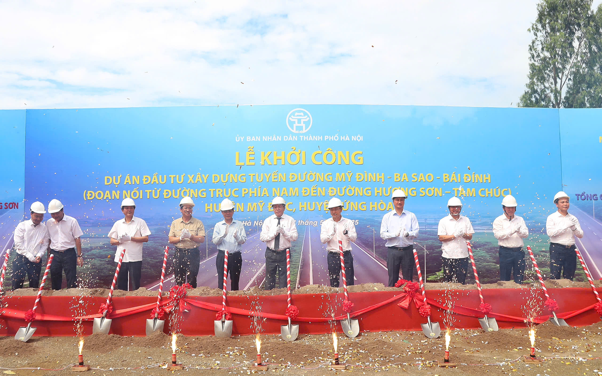 Các đại biểu thực hiện nghi Lễ khởi công