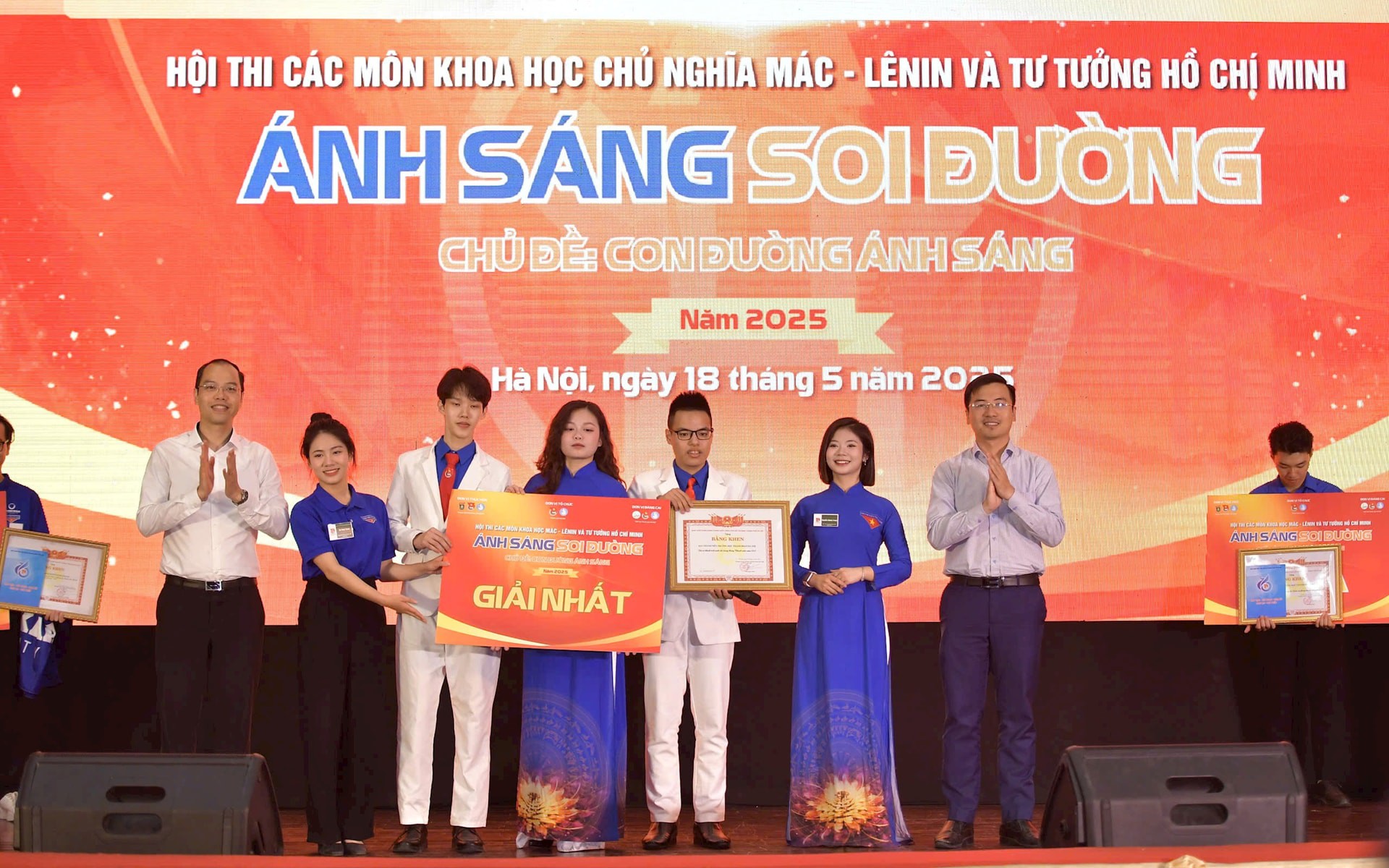 Ban tổ chức trao giải Nhất cho Học viện Thanh thiếu niên Việt Nam