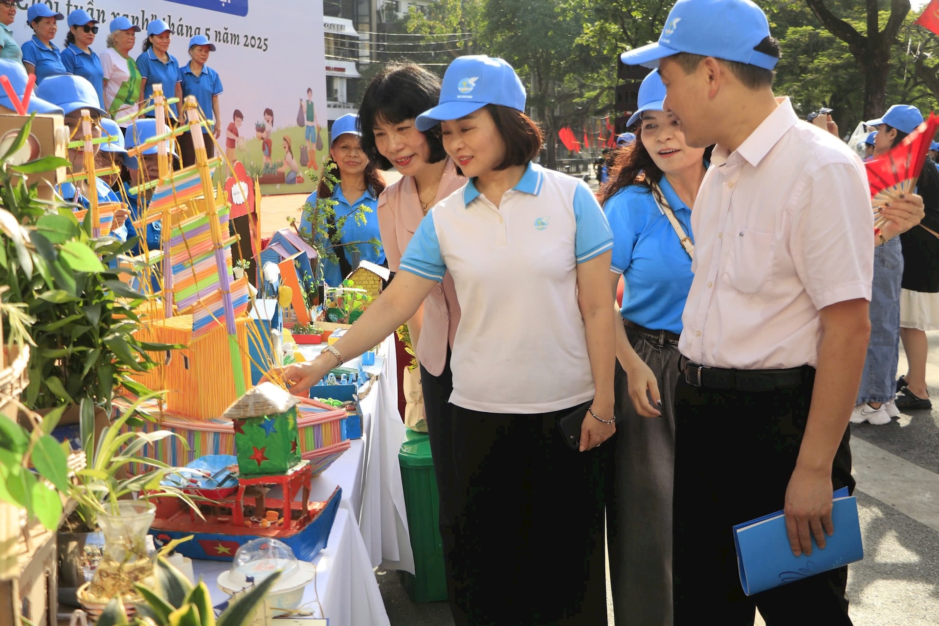 Phụ nữ Thủ đô đồng loạt ra quân tổng vệ sinh môi trường Ngày "Cuối tuần xanh" tháng 5- Ảnh 1.